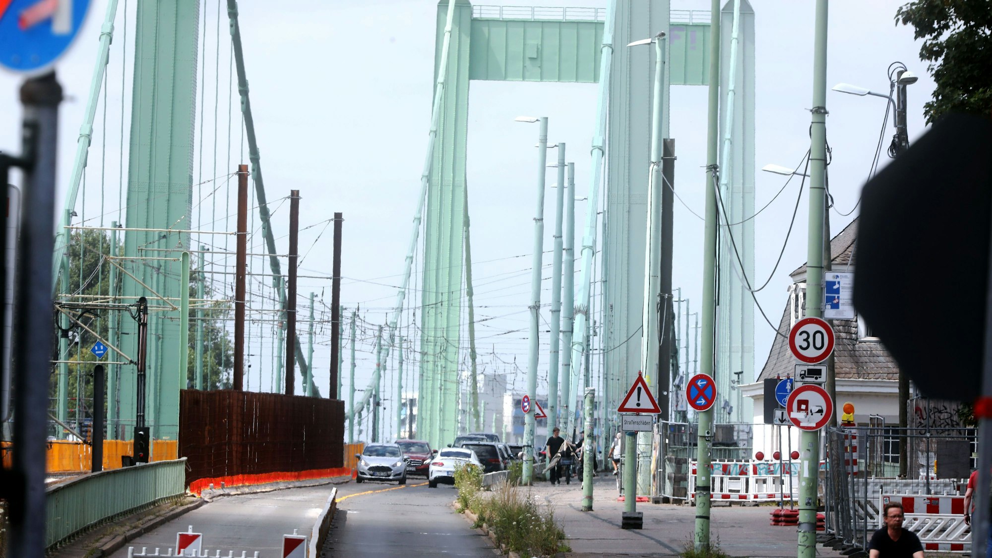 10.07.2025, Köln: Autos können wieder in beide Richtungen über die Mülheimer Brücke fahren. Die Fahrtrichtung Mülheim war 17 Monate lang gesperrt. Foto: Arton Krasniqi