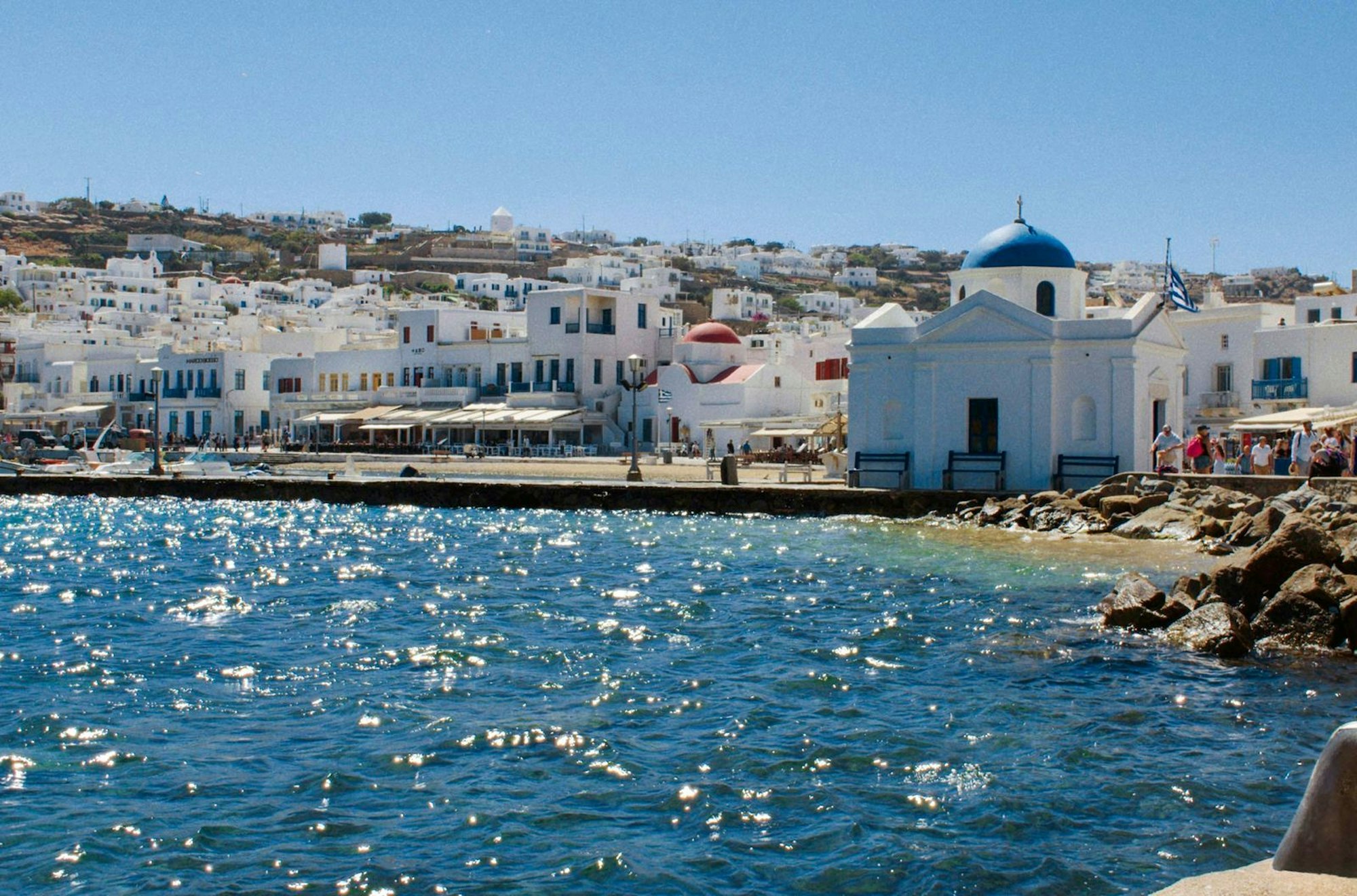 An der Uferpromenade des alten Hafens scheint der Zauber von Mykonos noch immer zu leben. (Bild: Filmiki / unafilm)