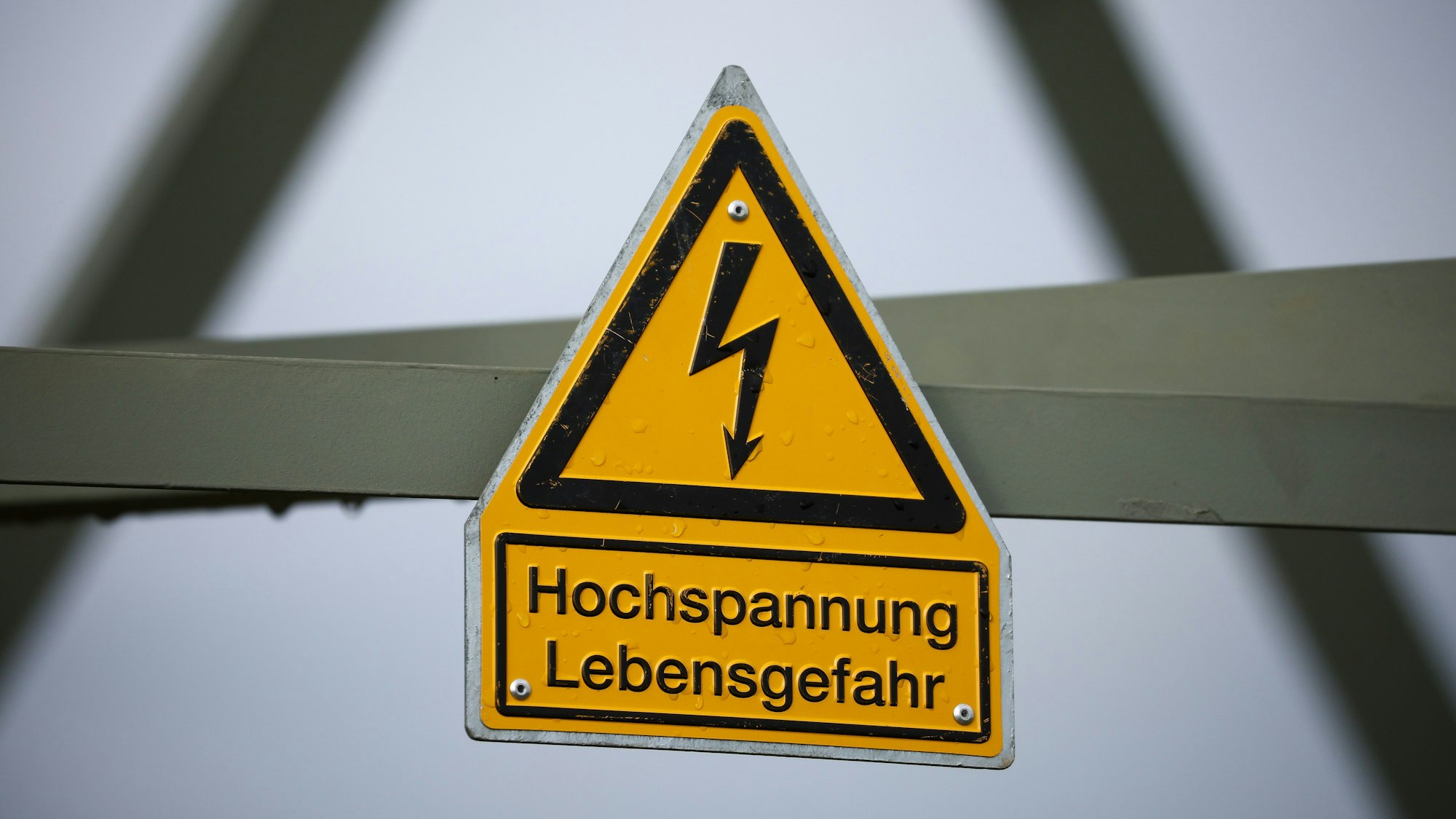 Das Bild zeigt ein Schild mit der Aufschrift «Hochspannung Lebensgefahr», das an einem Strommast hängt. Foto: Jan Woitas/dpa