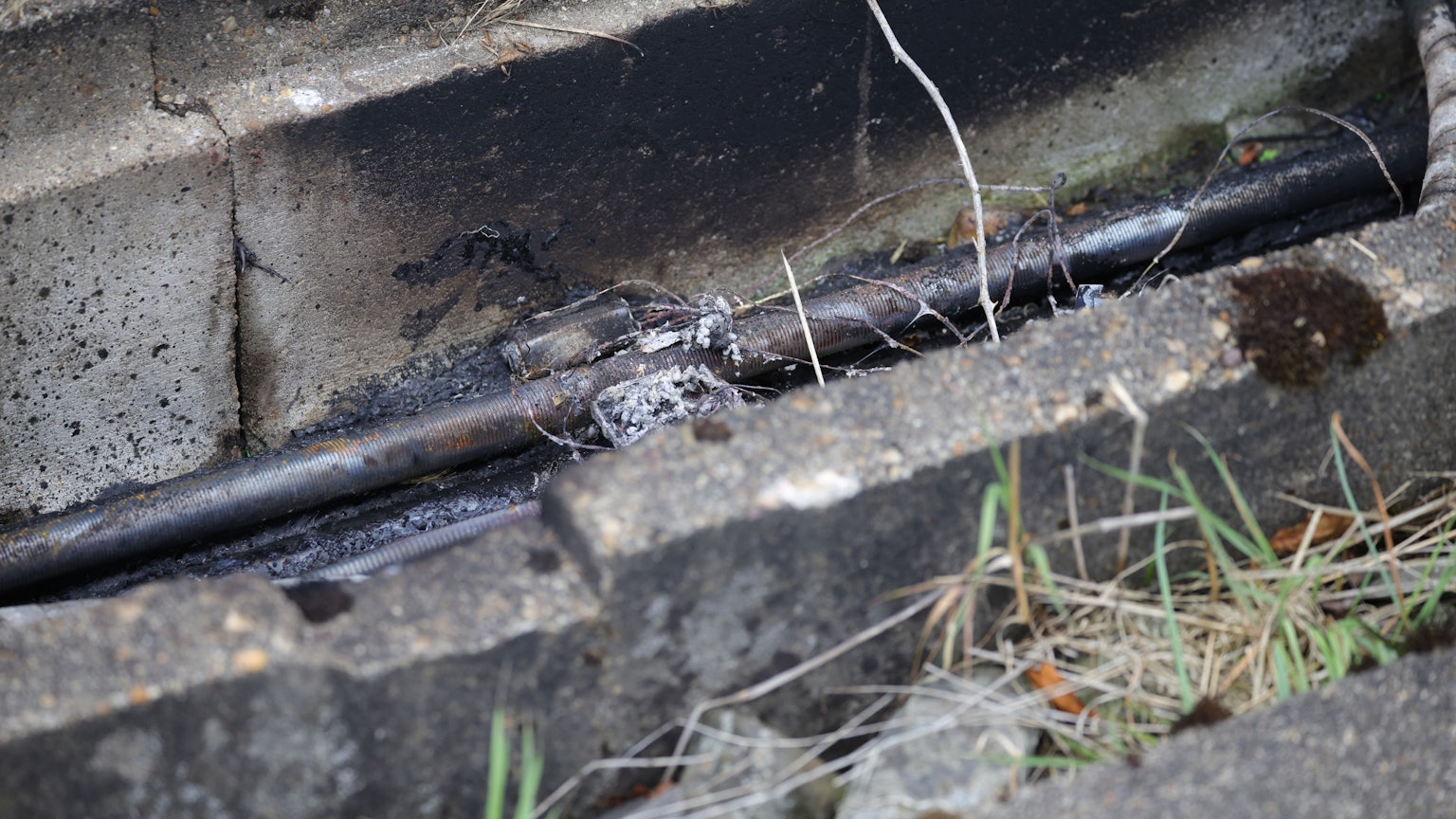 Das Bild zeigt Spuren eines Kabelbrandes vom 01.08.2025 an einer Bahnstrecke in NRW. (Archivbild) Foto: Christoph Reichwein/dpa