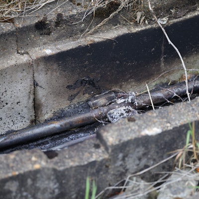 Brandspuren sind am Rande von Gleisen in einem Betontrog zu sehen - darin verlaufen Kabel. Auf die wichtige Nord-Süd-Strecke der Deutschen Bahn ist ein weiterer Brandanschlag verübt worden.