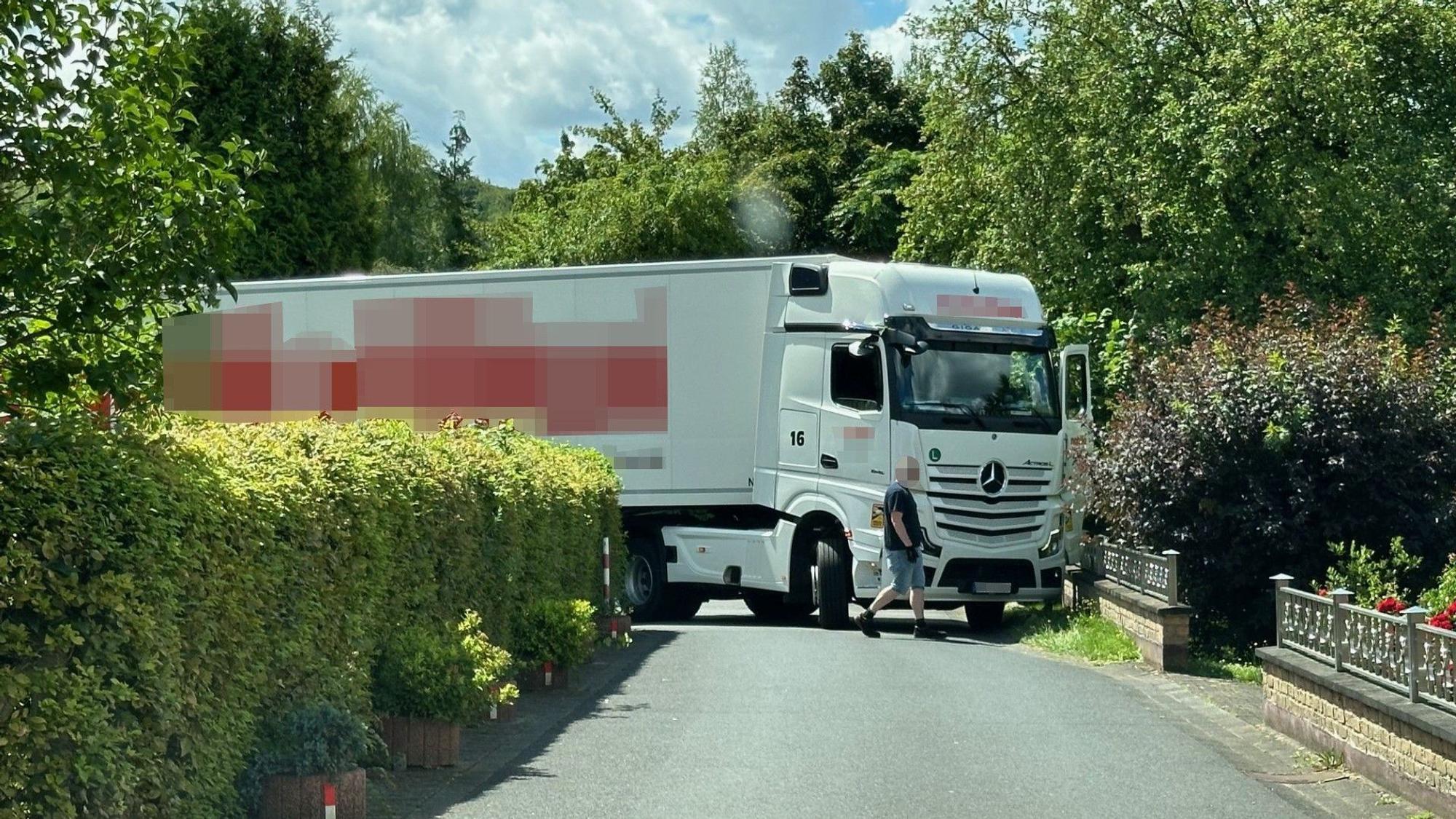 An der Ecke Am Hollenberg/In der Falmerswiese blieb dieser Lkw stecken, der das Küchenstudio beliefern wollte.