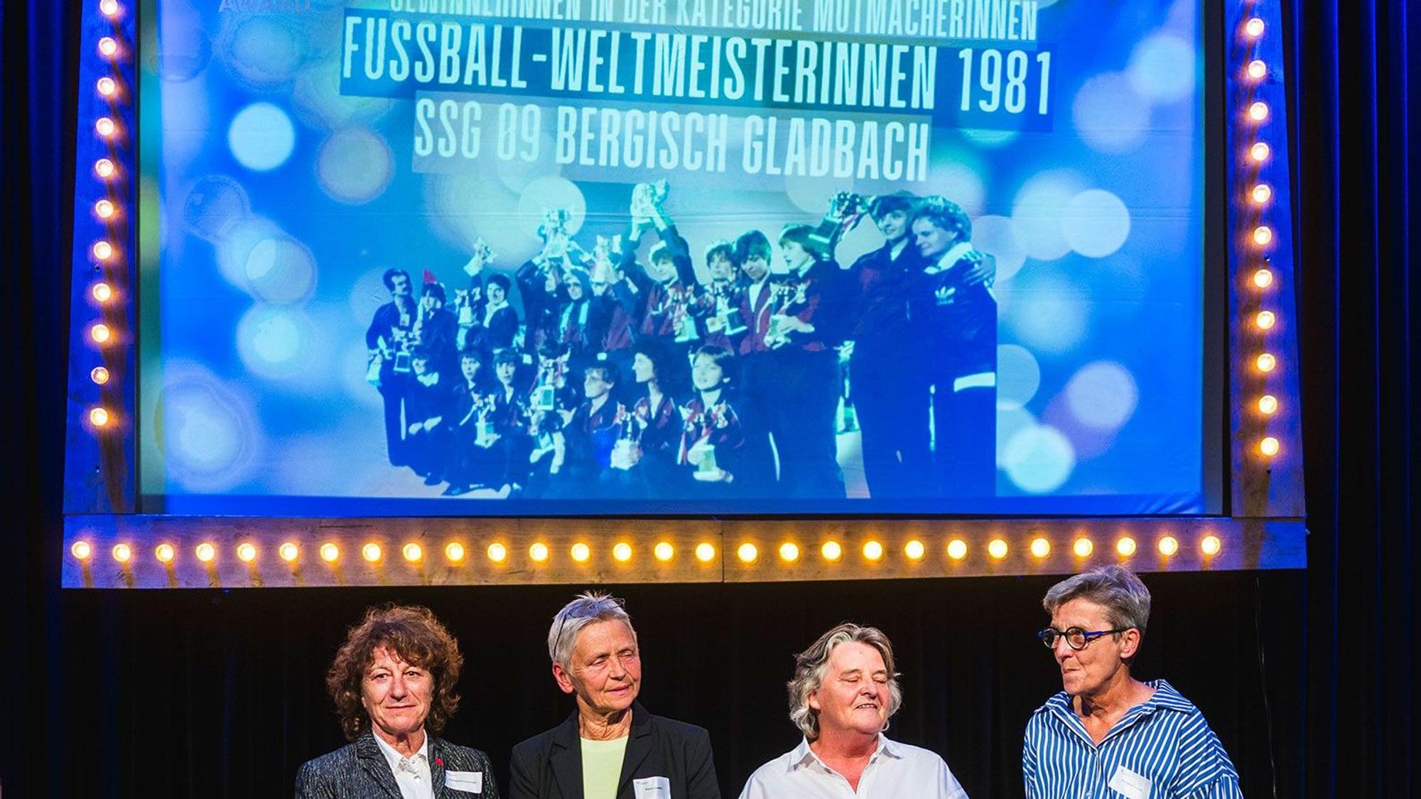 Ehemalige Spielerinnen der SSG 09 Bergisch Gladbach bei der Preisverleihung des Macherinnen-Award Preisverleihung 2025 im Senftöpfchen.