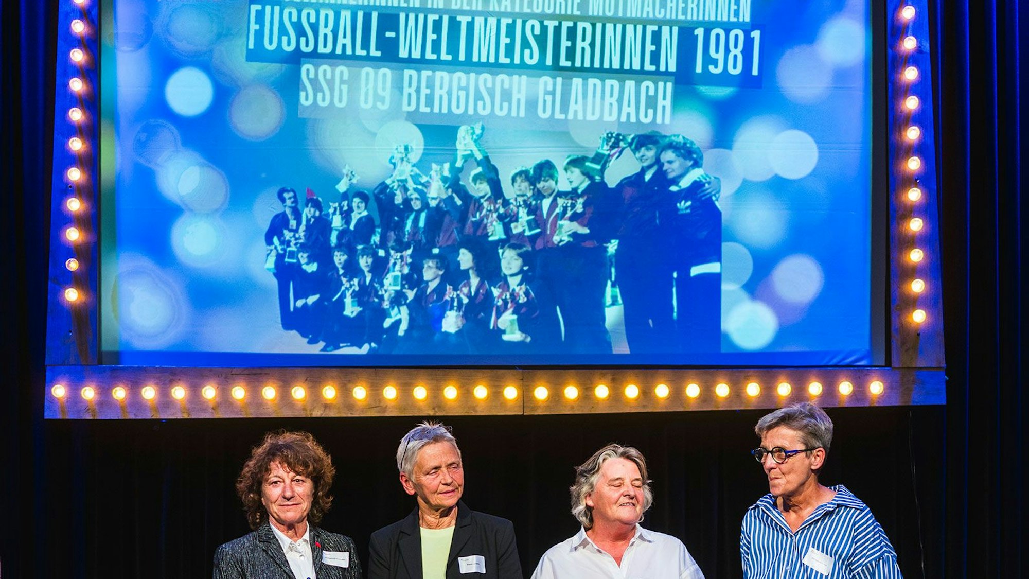 Vier der ehemaligen Spielerinnen der SSG 09 Bergisch Gladbach bei der Preisverleihung des Macherinnen-Award, darunter auch Petra Landers (zweite v.l.)