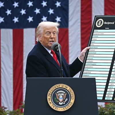 Das Bild zeigt Donald Trump vor einer Tafel mit den neuen Zöllen, die, die USA, gegen andere Länder verhängen wollen. Foto: Brendan Smialowski