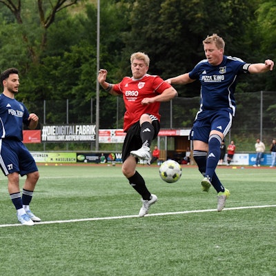 Eine Spielsituation zwischen zwei Fußballmannschaften.