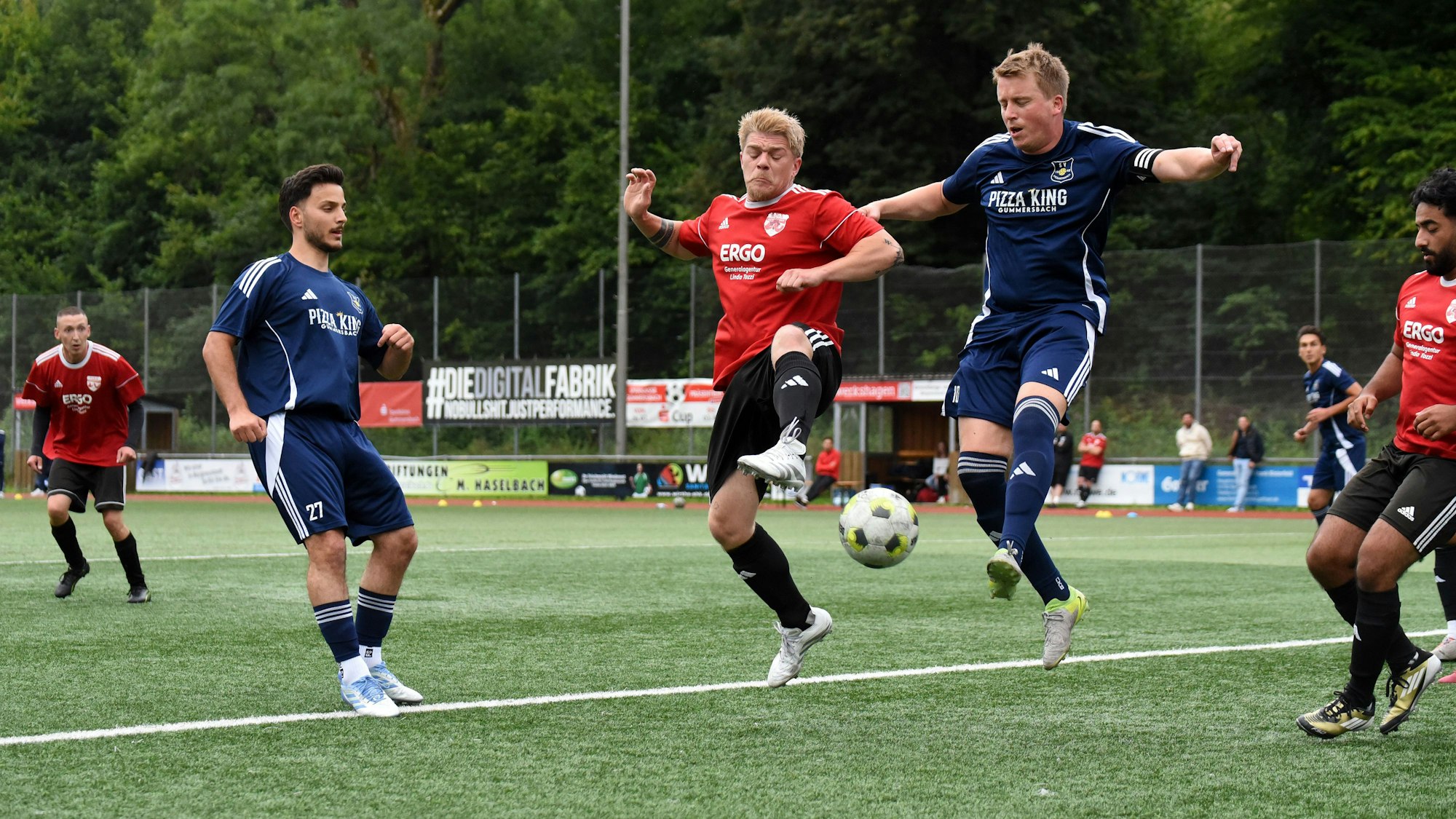 Eine Spielsituation zwischen zwei Fußballmannschaften.