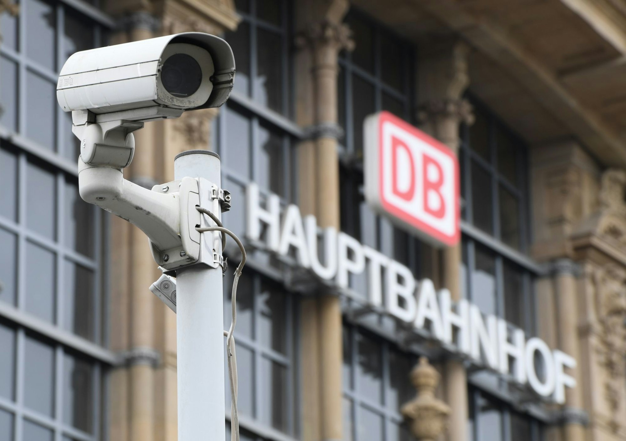 Um ihre Strecken gegen Sabotage zu schützen, setzt die Bahn auf Technik - unter anderem Kameras und Drohnen. (Symbolbild)