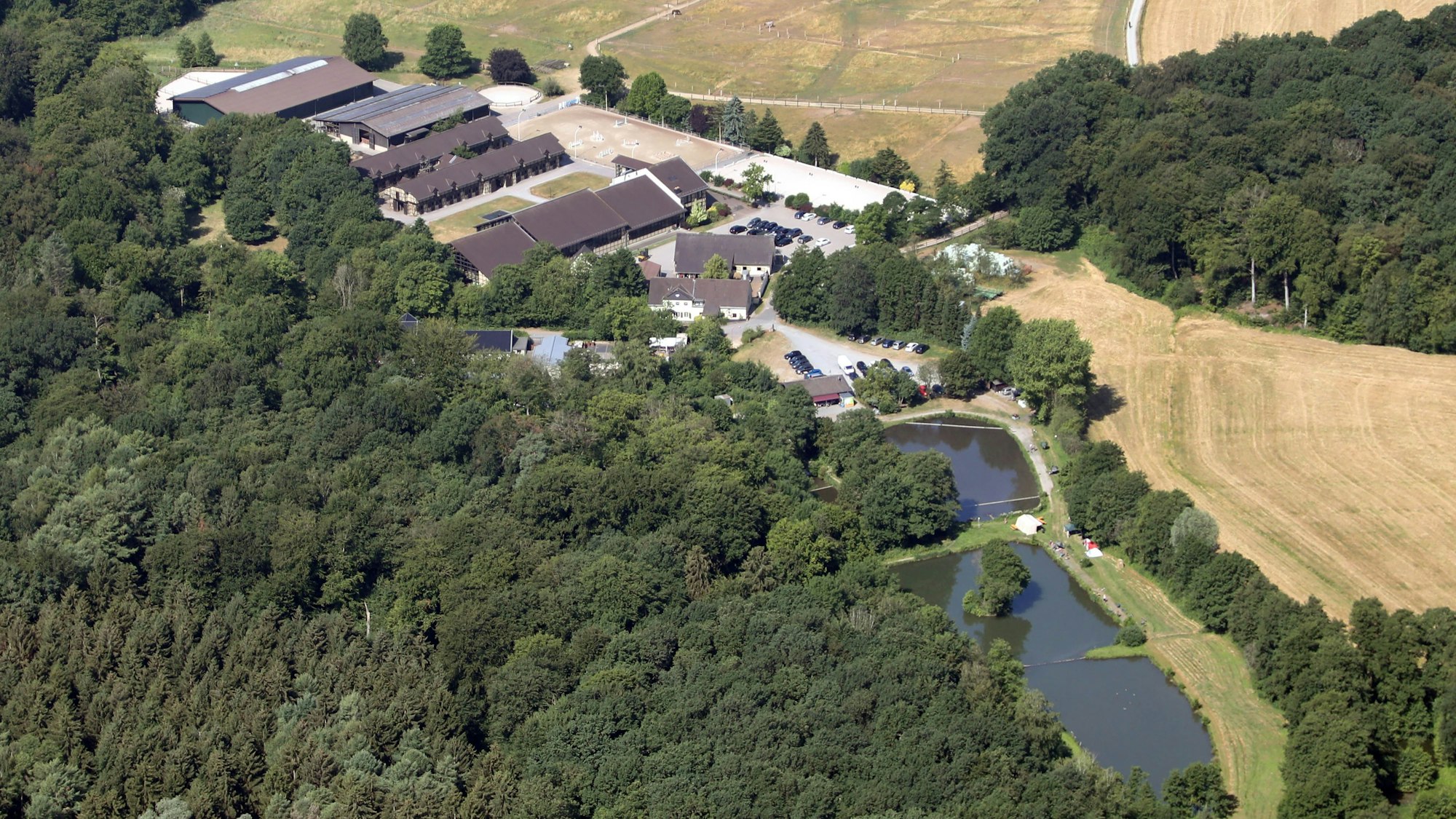 Die Diepeschrather Mühle von Nelson Müller, hier von oben zu sehen, liegt im Grünen zwischen vielen Bäumen und Feldern.