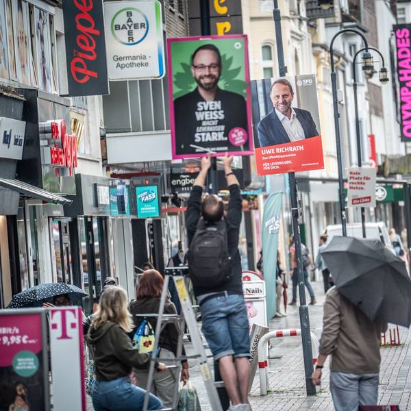 Wer zuerst kommt, besetzt die besten Laternen: Pünktlich um 15 Uhr am 1. August 2025 beginnen die Parteien mit dem Plakatieren. Bild: Ralf Krieger