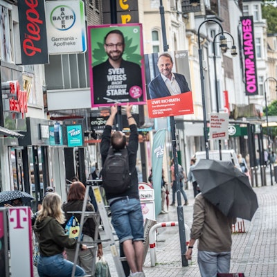 Wer zuerst kommt, besetzt die besten Laternen: Pünktlich um 15 Uhr am 1. August 2025 beginnen die Parteien mit dem Plakatieren. Bild: Ralf Krieger