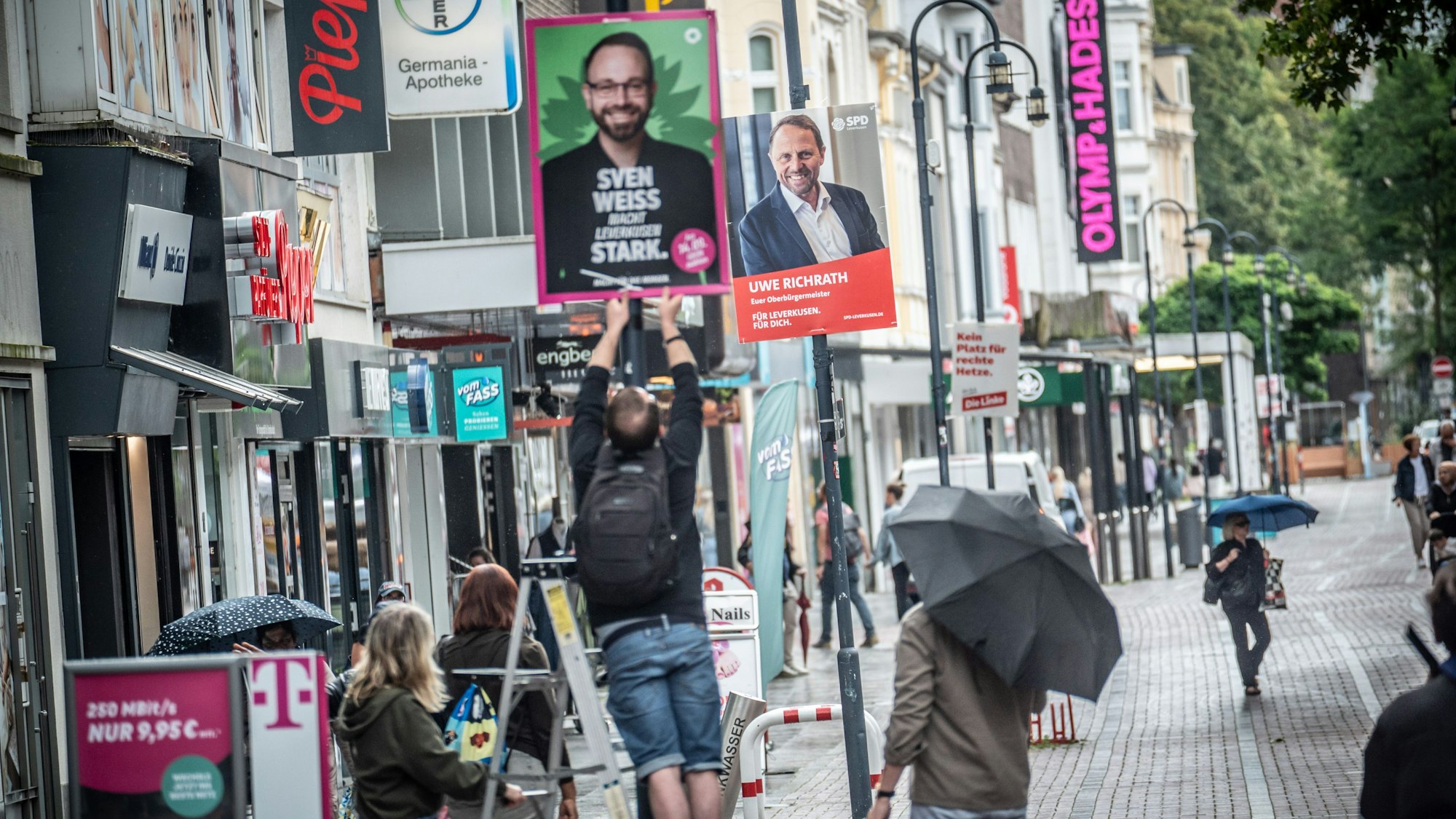Wer zuerst kommt, besetzt die besten Laternen: Pünktlich um 15 Uhr am 1. August 2025 beginnen die Parteien mit dem Plakatieren. Bild: Ralf Krieger