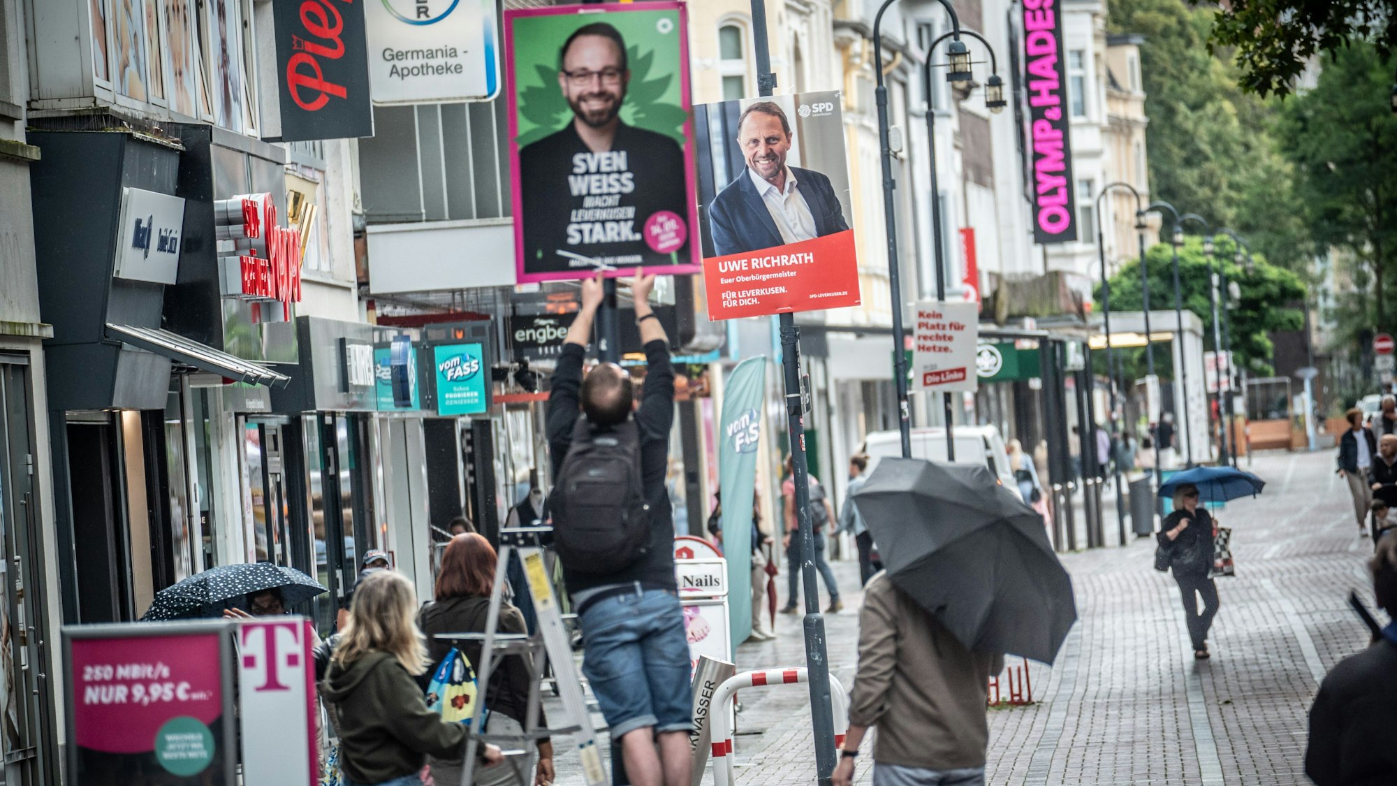 Wer zuerst kommt, besetzt die besten Laternen: Pünktlich um 15 Uhr am 1. August 2025 beginnen die Parteien mit dem Plakatieren. Bild: Ralf Krieger