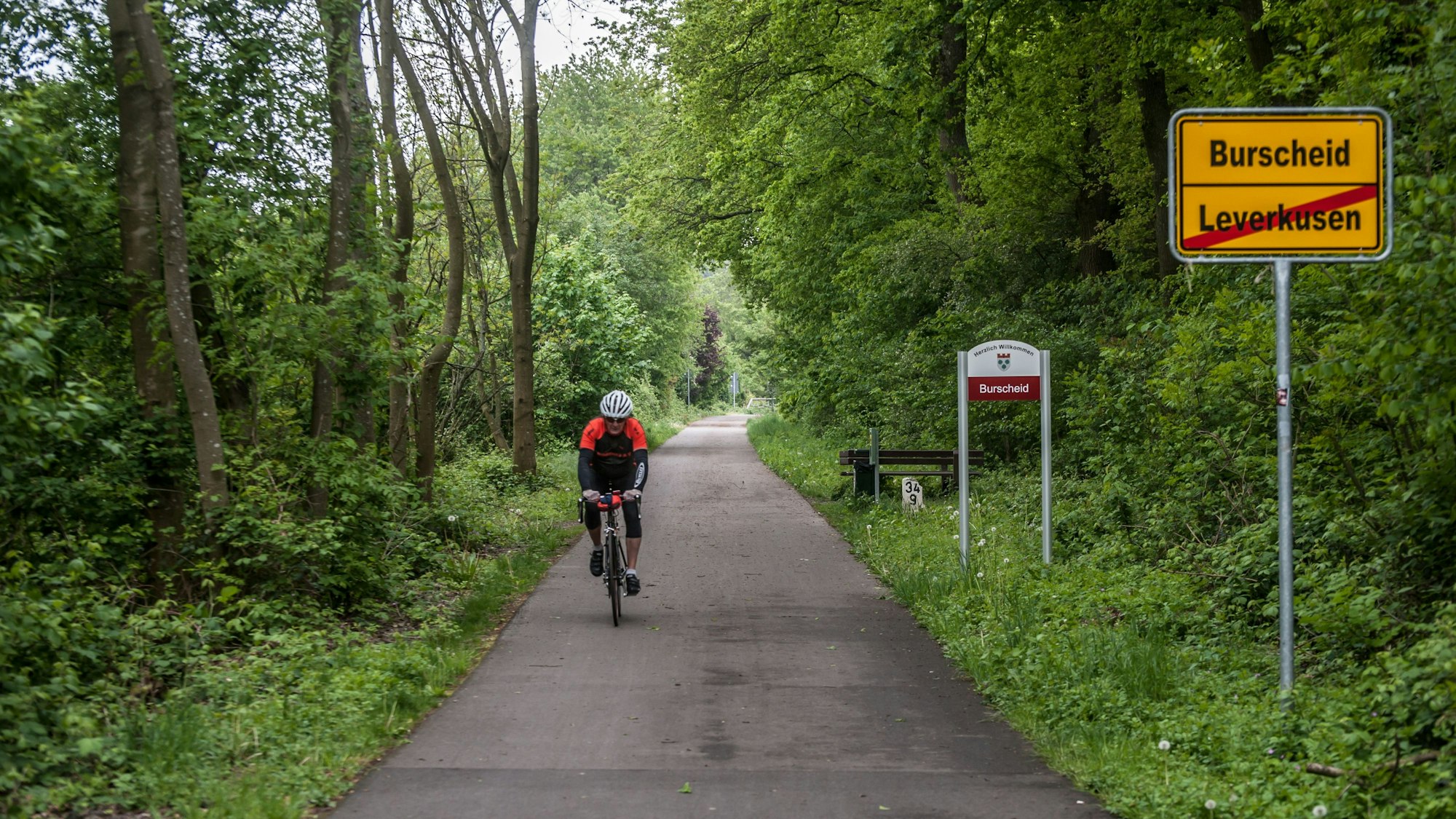 Fahrradfahrer auf der Balkantrasse in Burscheid. (Archivbild)