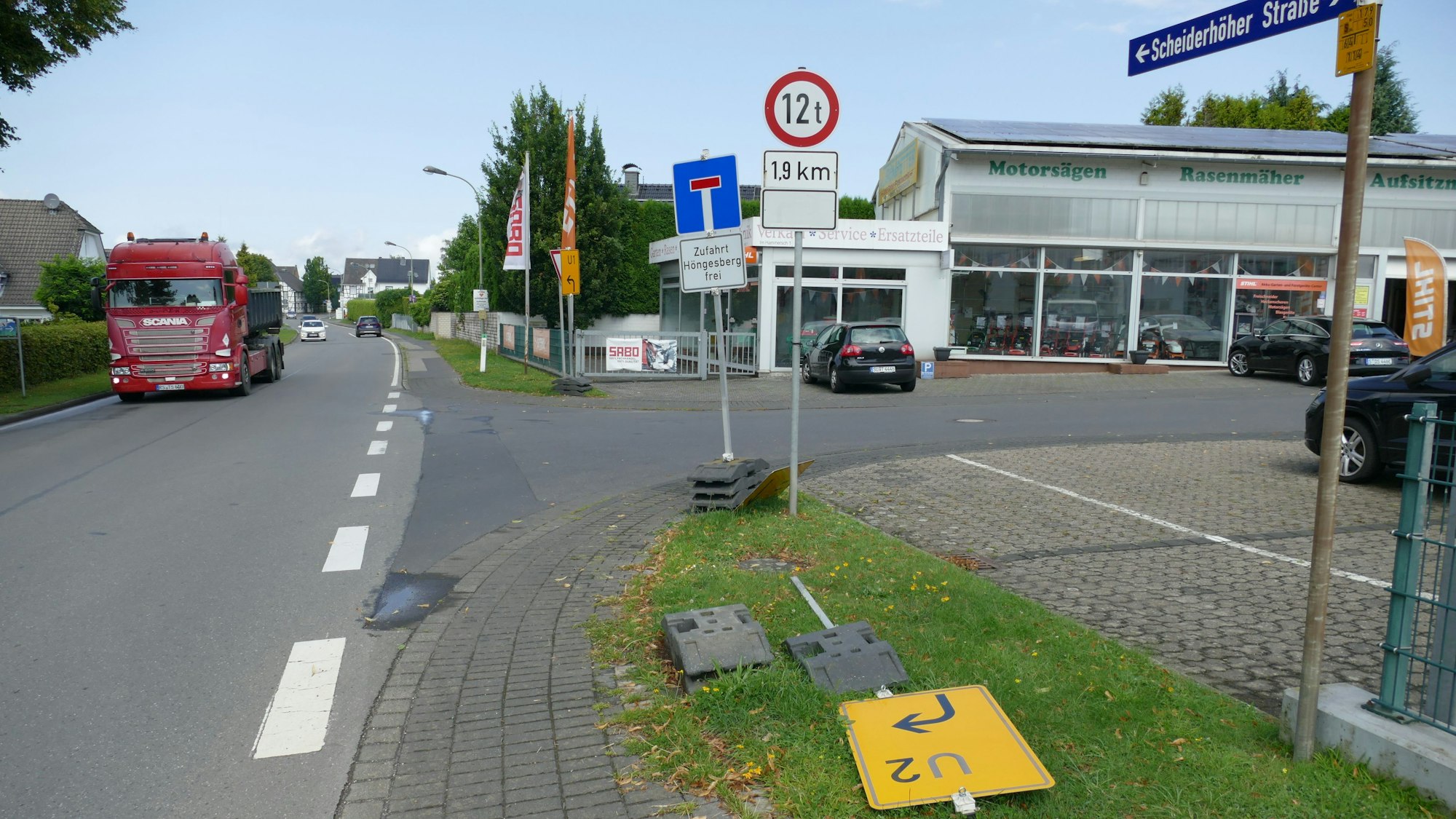 Ein Sackgassenschild ist aufgestellt, ein Umleitungsschild liegt am Boden. Jemand aus der Nachbarschaft hat es womöglich umgeworfen, weil viele Lkw die Straße Im Hammersch hinunterfuhren.
