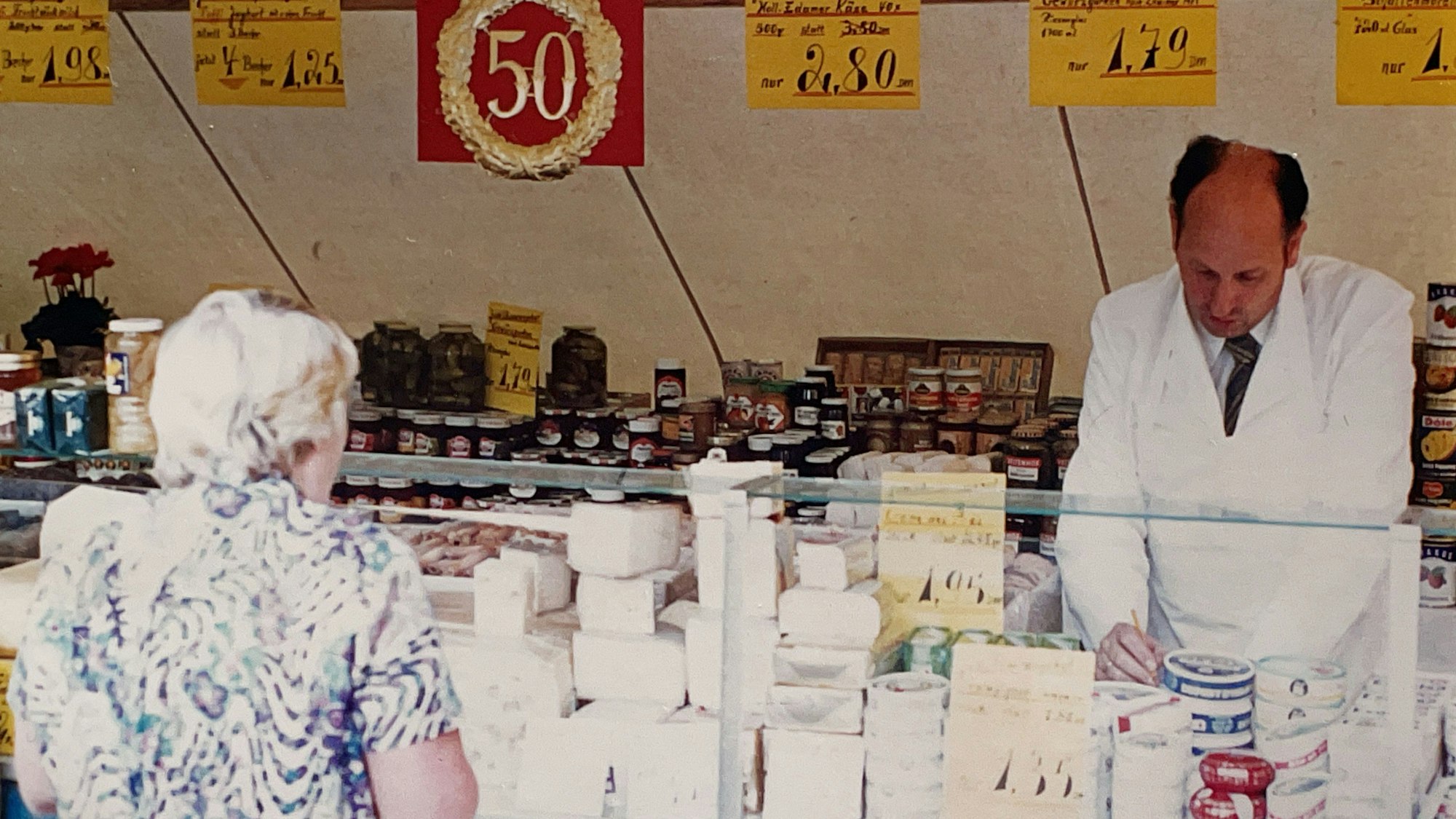 Eine Marktstand-Szenerie.