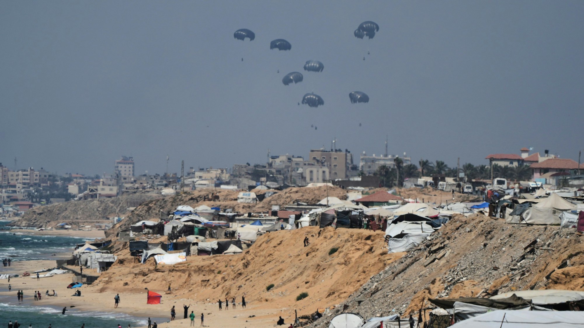 Humanitäre Hilfe wird über Gaza-Stadt im Gaza-Streifen abgeworfen und schwebt an Fallschirmen zu Boden.