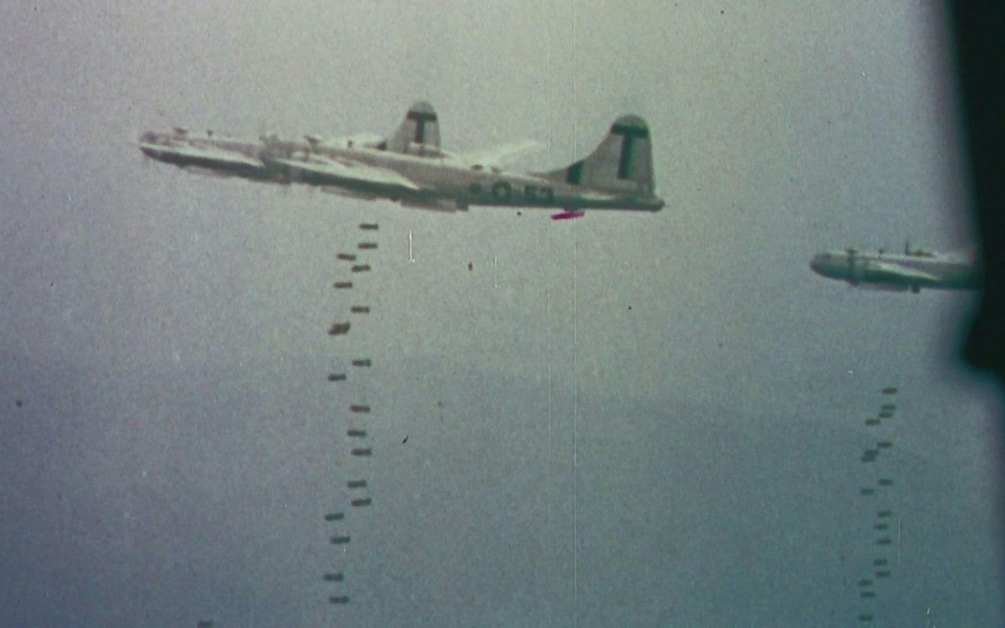 Aus einem dieser Flugzeuge wurde die Atombombe „Little Boy“ über Hiroshima abgeworfen. Die B-29 Bomber waren bereits die Wochen zuvor mehrfach im Einsatz und bombardierten andere japanische Städte mit konventionellen Sprengsätzen. Doch Hiroshima blieb davon vorerst verschont. Wohl um ein Exempel zu statuieren. (Bild: The HISTORY Channel/ZDF)