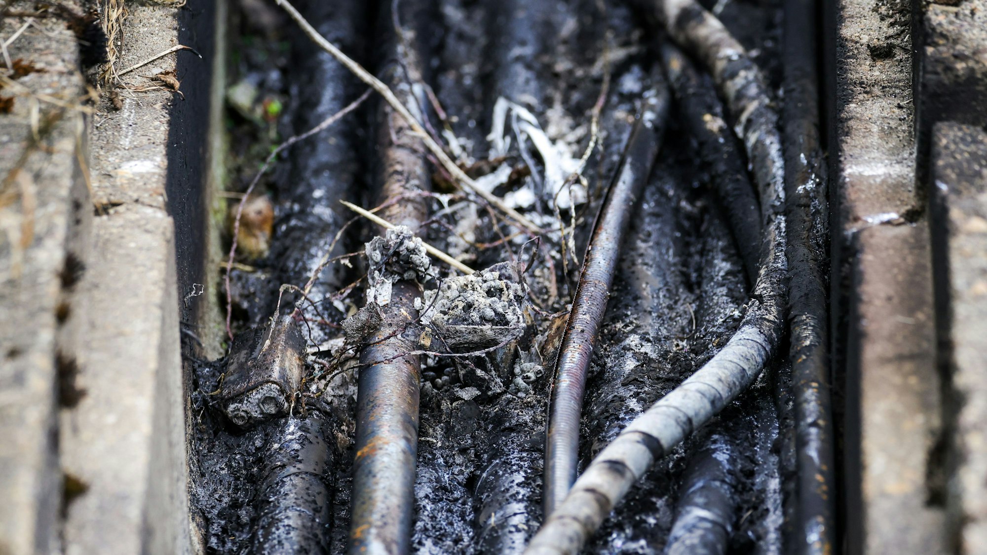 Die abgebrannte Zündvorrichtung und dazugehörige dünne Kabel liegen in der Nähe von Düsseldorf auf einem Kabelpaket der Deutschen Bahn in einem Kabeltunnel.