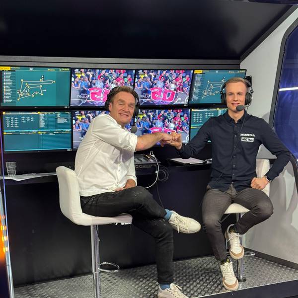 Zwei Männer sitzen in einer Kommentatorenkabine des Fernsehsenders Sky nebeneinander.