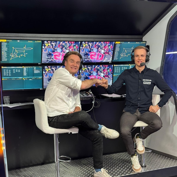 Zwei Männer sitzen in einer Kommentatorenkabine des Fernsehsenders Sky nebeneinander.