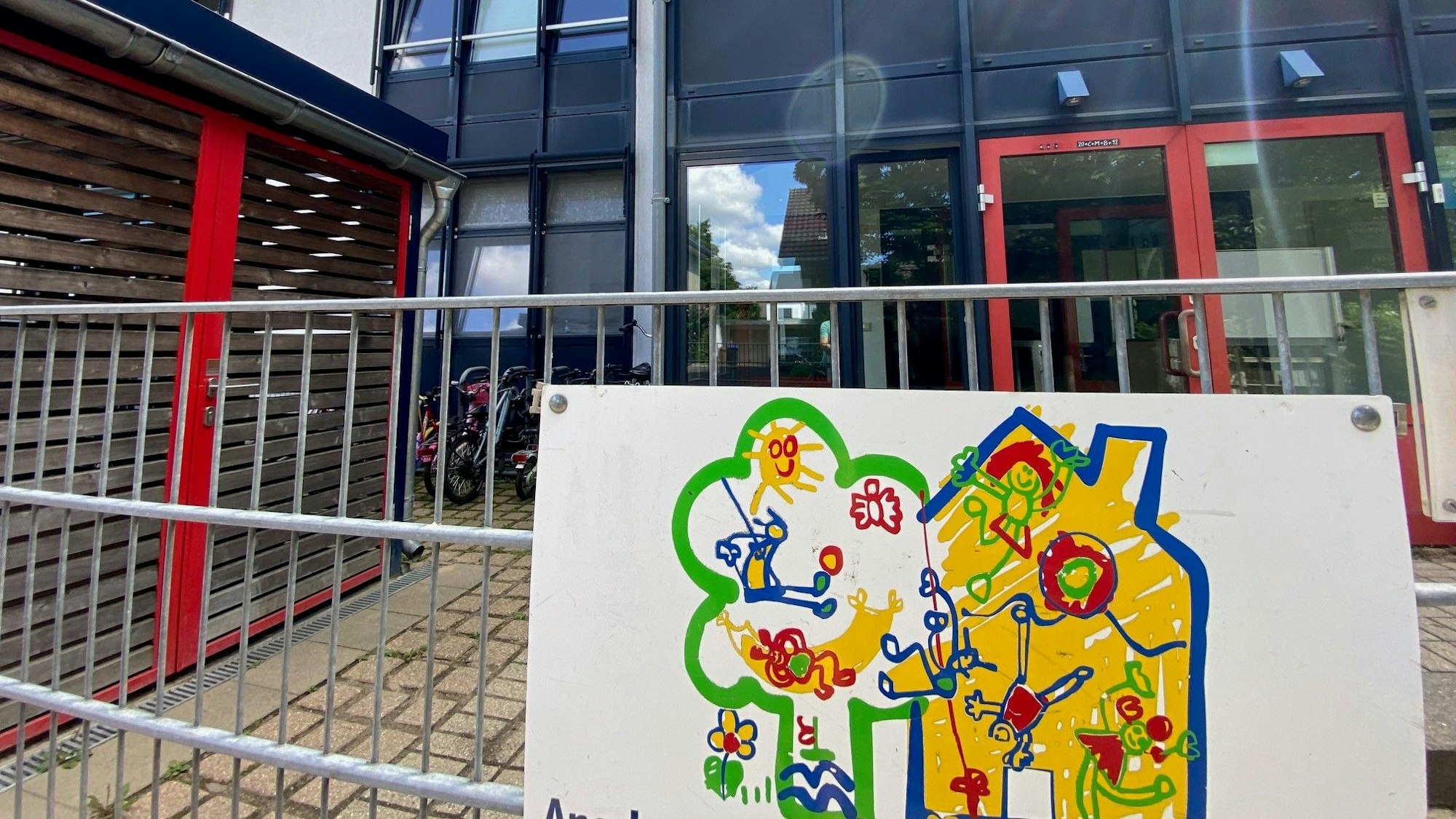 ZU sehen ist ein buntes Bild vor einem Gebäude.