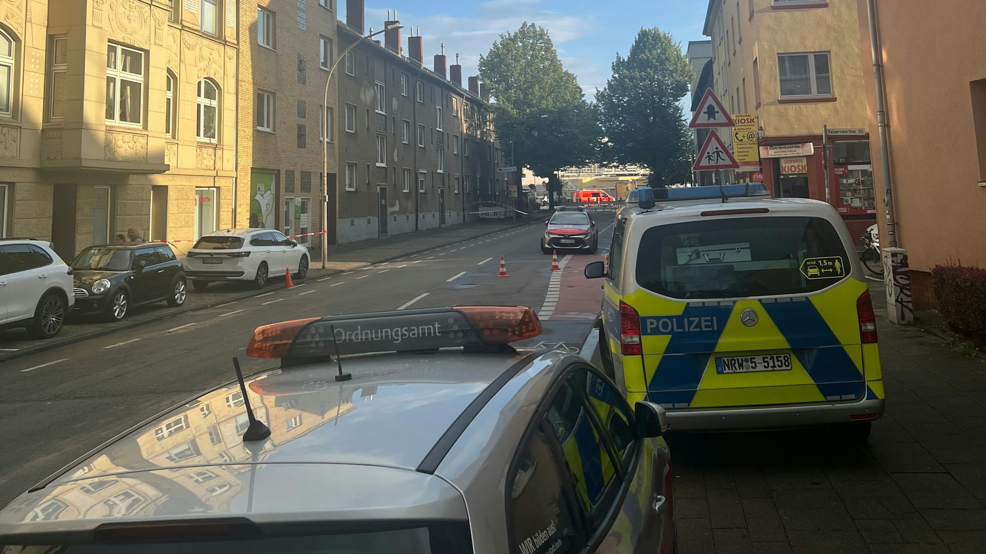 Ein weiterer Dachstuhl droht einzustürzen. Die Geldernstraße wurde vorsorglich abgesperrt, das betroffene Haus wurde evakuiert.