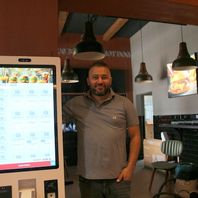 Das Bild zeigt Hasan Birel in seinem Burger-Restaurant in Pulheim.