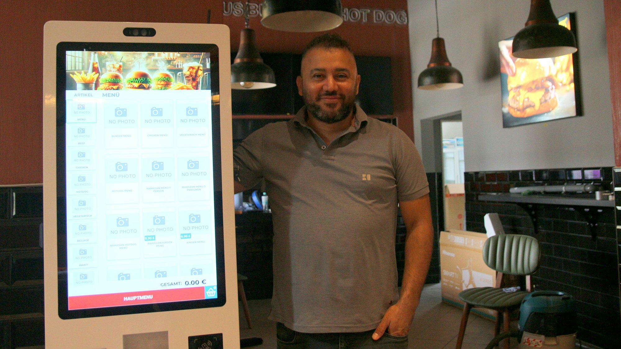 Das Bild zeigt Hasan Birel in seinem Burger-Restaurant in Pulheim.