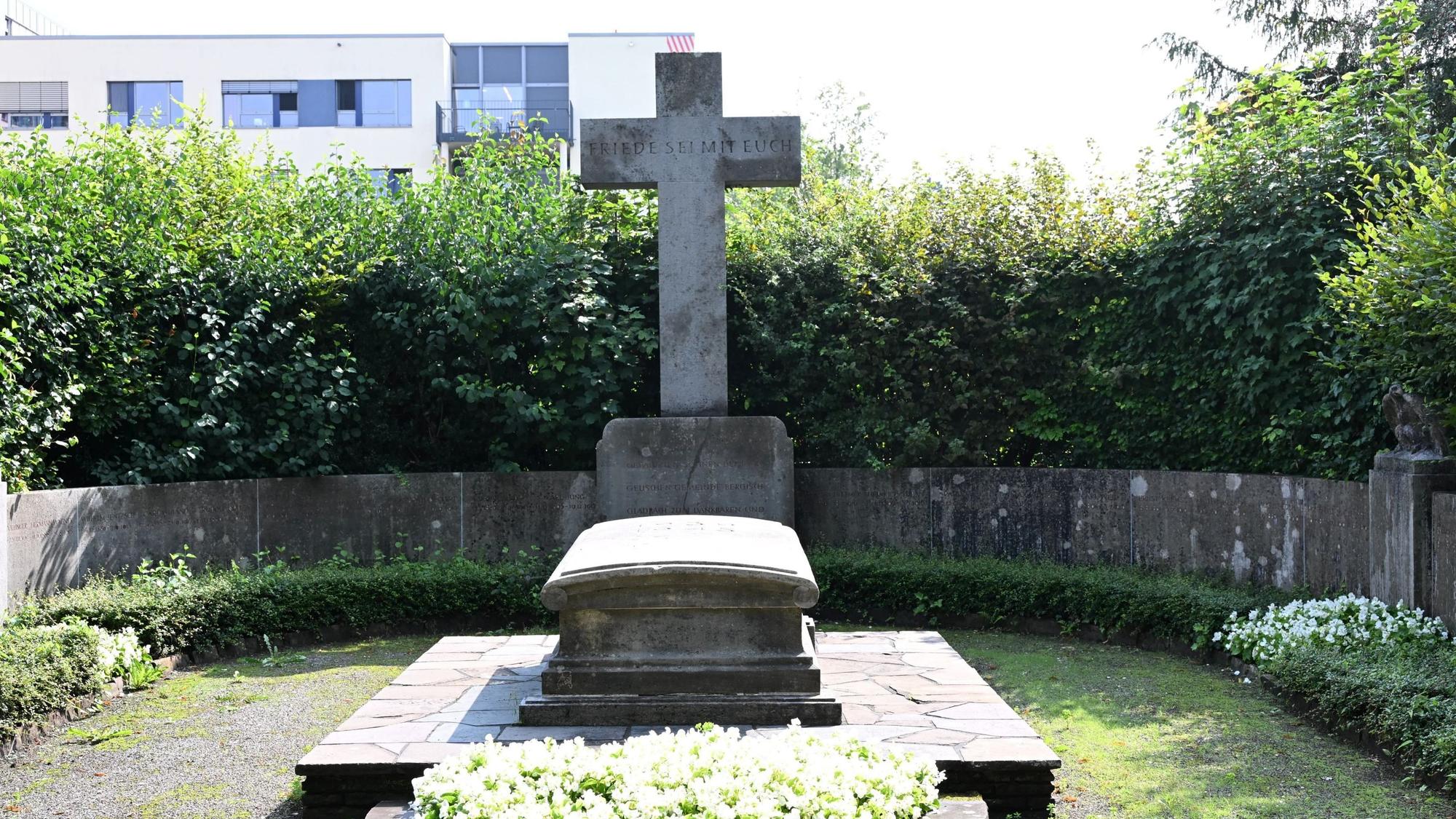 Das Foto zeigt den Ehrenhain am Quirlsberg-Friedhof
