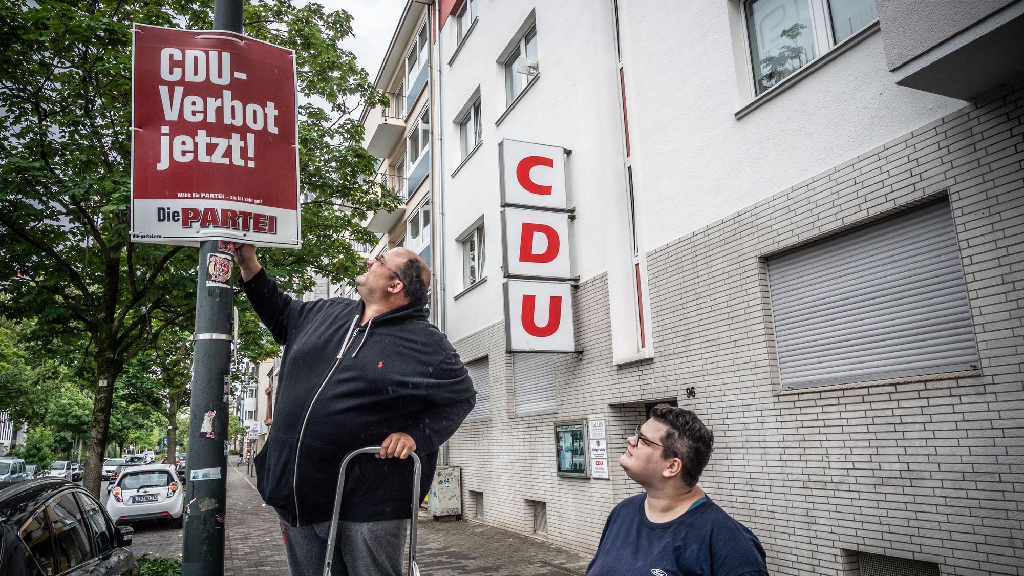 Wer zuerst kommt, besetzt die besten Laternen: Pünktlich um 15 Uhr am 1. August 2025 beginnen die Parteien mit dem Plakatieren. Bild: Ralf Krieger
