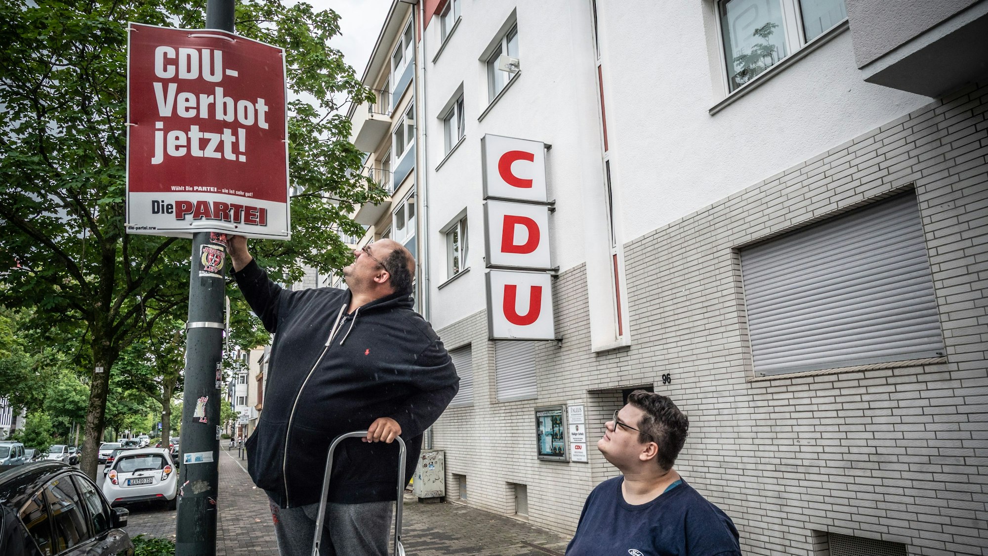 Wer zuerst kommt, besetzt die besten Laternen: Pünktlich um 15 Uhr am 1. August 2025 beginnen die Parteien mit dem Plakatieren. Bild: Ralf Krieger