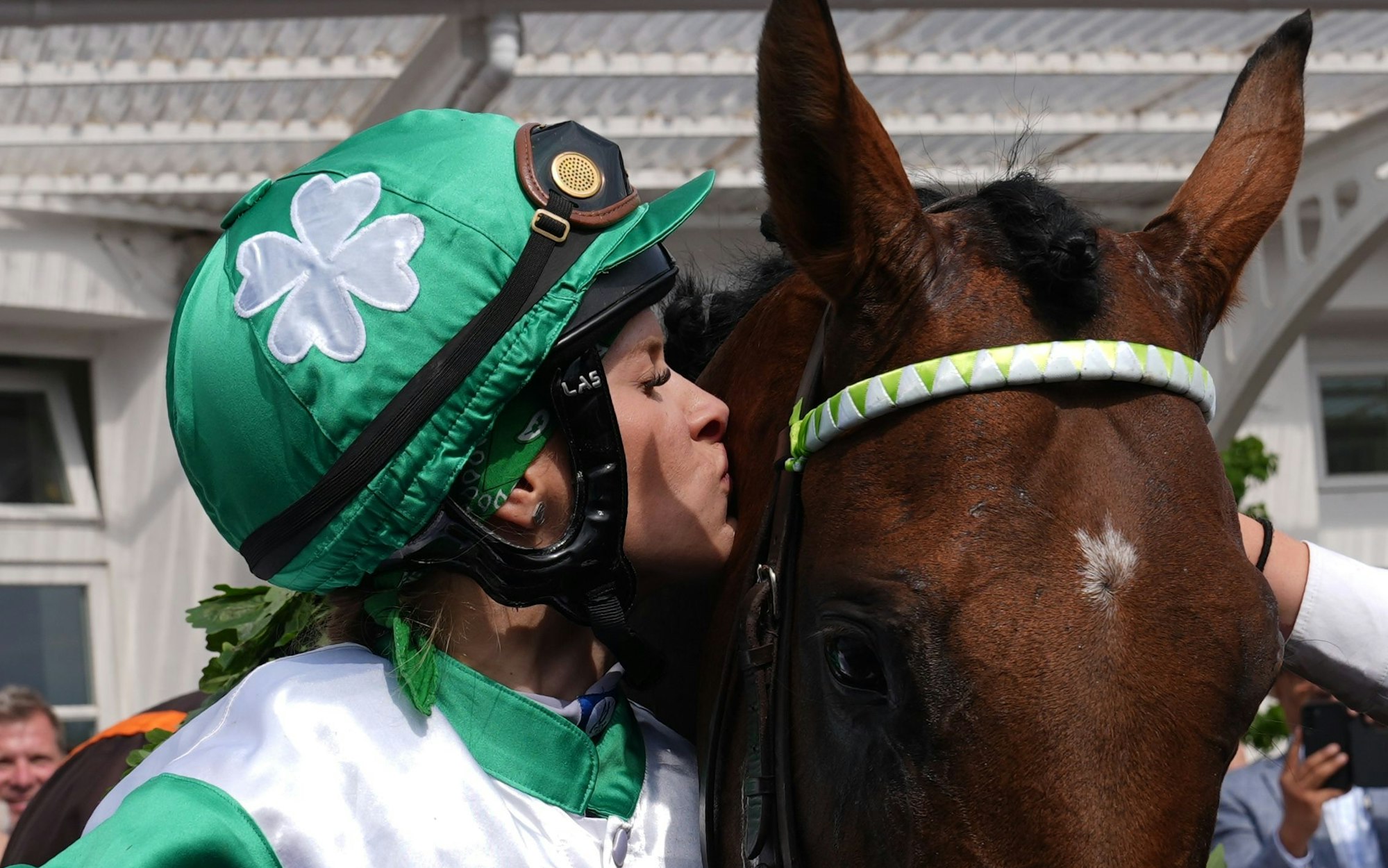 06.07.2025, Hamburg: Pferderennen, 156. deutsches Galopp-Derby, Horner Rennbahn. Jockette Nina Baltromei küsst ihr Pferd "Hochkönig" nach ihrem Sieg. Foto: Marcus Brandt/dpa +++ dpa-Bildfunk +++