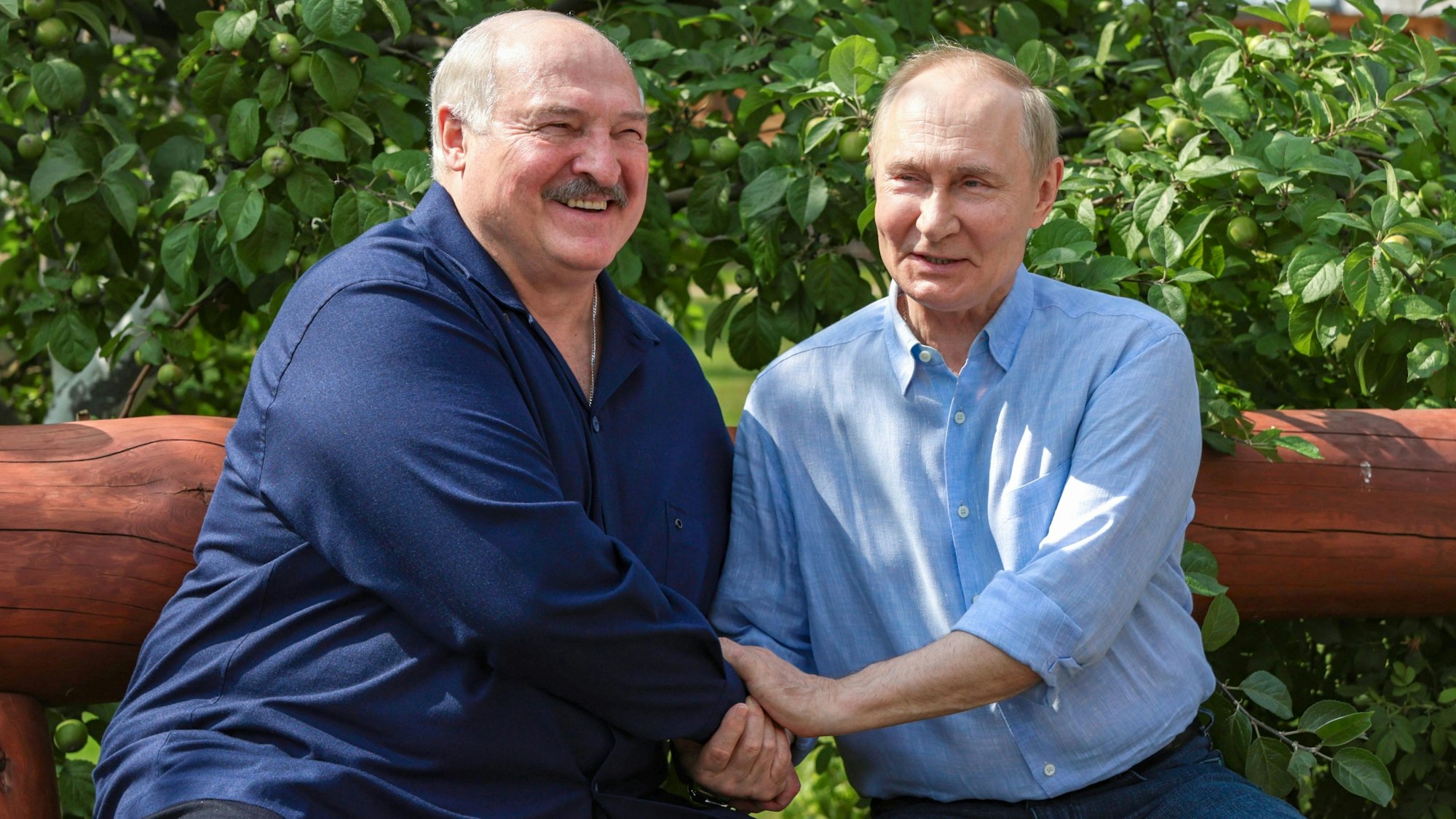Der russische Präsident Wladimir Putin (r.) und der belarussische Diktator Alexander Lukaschenko auf einer Bank während ihres Besuchs des Valaam Klosters in der russischen Teilrepublik Karelien.