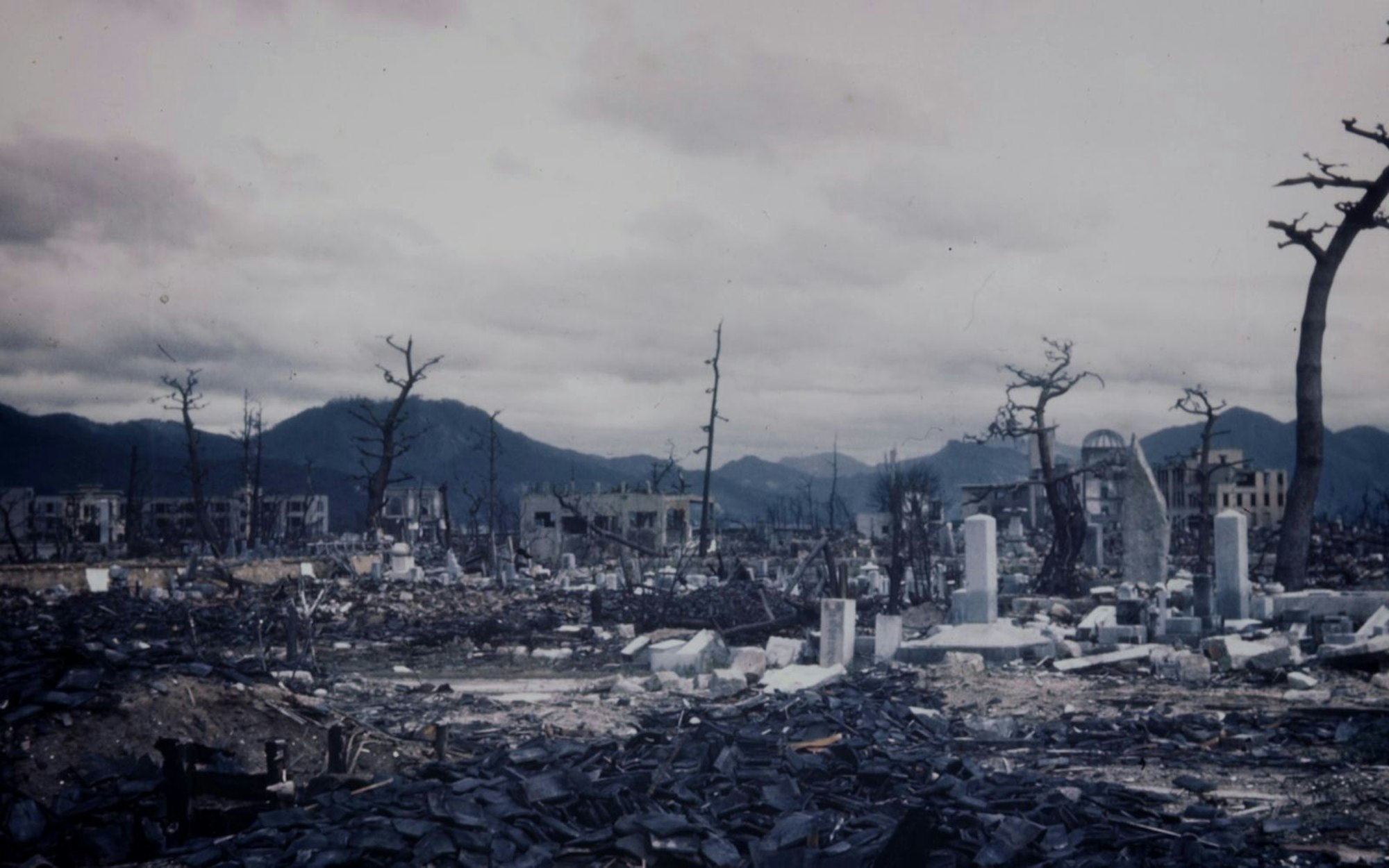 Die Atombombe „Little Boy“ hinterließ in Hiroshima nichts als Verwüstung. Zehntausende starben. Der HISTORY Channel zeigt an den Jahrestagen jeweils direkt hintereinander „Hiroshima - Der Tag, an dem die Atombombe fiel“ und „Hiroshima - Chronik einer Tragödie“. (Bild: The HISTORY Channel/ZDF)