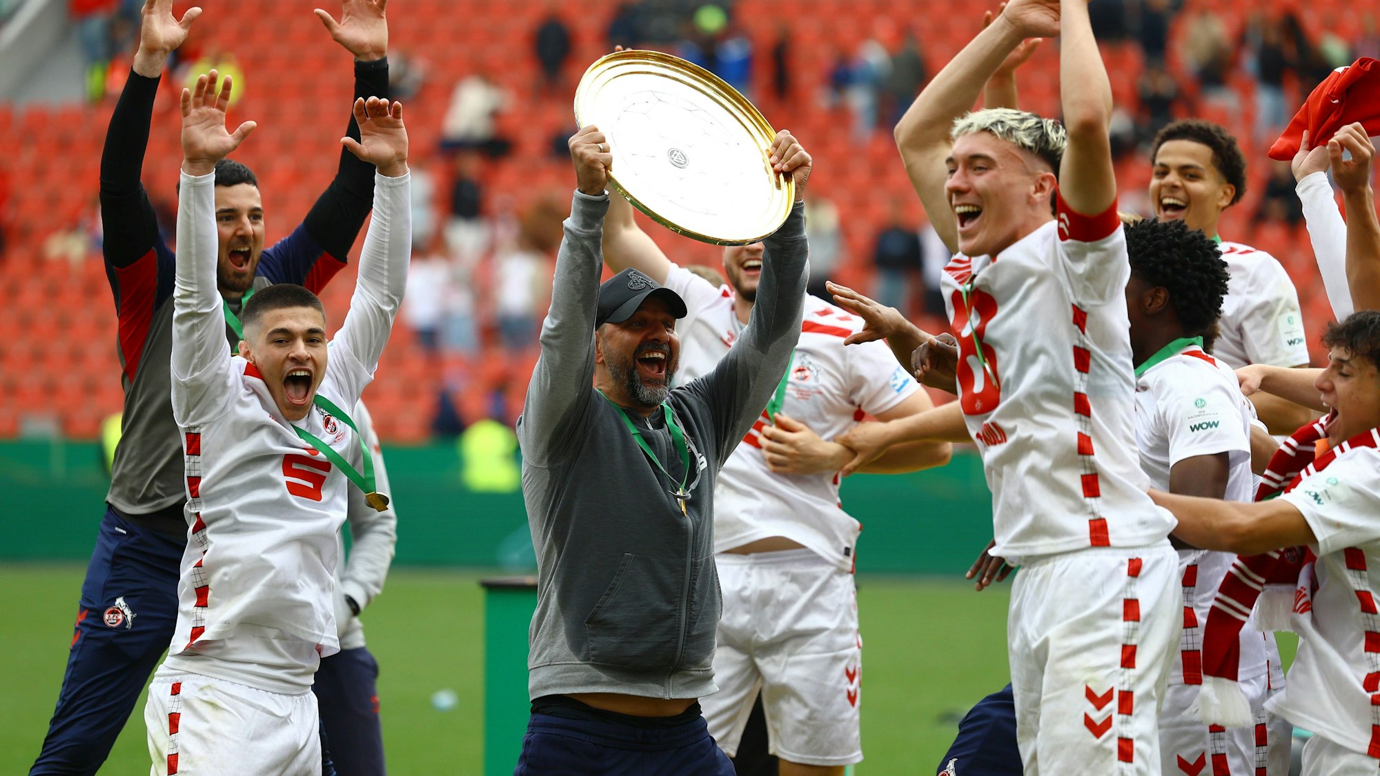 Stefan Ruthenbeck Trainer, 1. FC Köln U19 mit der Meisterschale. Fußball I Junioren I U19 DFB-Nachwuchsliga I Saison 2024-2025 I Deutsche Meisterschaft U19, Finale I Bayer 04 Leverkusen U19 - 1. FC Köln U19 I 18.05.2025 I BayArena *** Stefan Ruthenbeck Coach, 1 FC Köln U19 with the championship trophy Football I Juniors I U19 DFB Junior League I Season 2024 2025 I German Championship U19, Final I Bayer 04 Leverkusen U19 1 FC Köln U19 I 18 05 2025 I BayArena