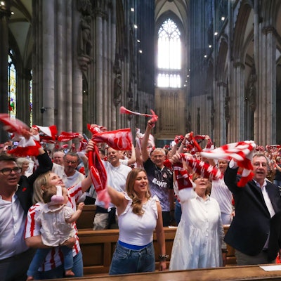 02.08.2024
Köln:
Andacht für alle Fußballfreunde im Kölner Dom. Anlass ist das erste Heimspiel des Fußballvereins 1. FC Köln in dieser Saison am Abend.
Foto: Martina Goyert
ACHTUNG: Innenaufnahme Kölner Dom: Nur zur redaktionellen Berichterstattung in den Titeln der KStA Medien über das abgebildete, konkrete Ereignis und innerhalb von drei Monaten ab Aufnahmedatum. Keine werbliche Verwendung, keine Verwendung im Redaktionsmarketing. Keine Weitergabe oder Verkäufe. Es liegt eine schriftliche Aufnahmegenehmigung vor.