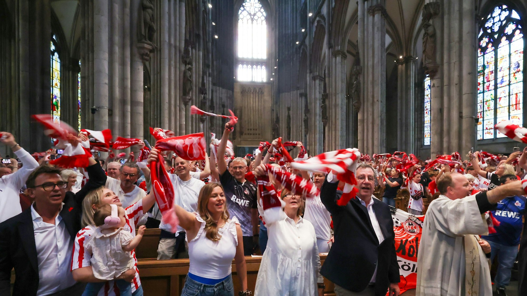 02.08.2024
Köln:
Andacht für alle Fußballfreunde im Kölner Dom. Anlass ist das erste Heimspiel des Fußballvereins 1. FC Köln in dieser Saison am Abend.
Foto: Martina Goyert
ACHTUNG: Innenaufnahme Kölner Dom: Nur zur redaktionellen Berichterstattung in den Titeln der KStA Medien über das abgebildete, konkrete Ereignis und innerhalb von drei Monaten ab Aufnahmedatum. Keine werbliche Verwendung, keine Verwendung im Redaktionsmarketing. Keine Weitergabe oder Verkäufe. Es liegt eine schriftliche Aufnahmegenehmigung vor.