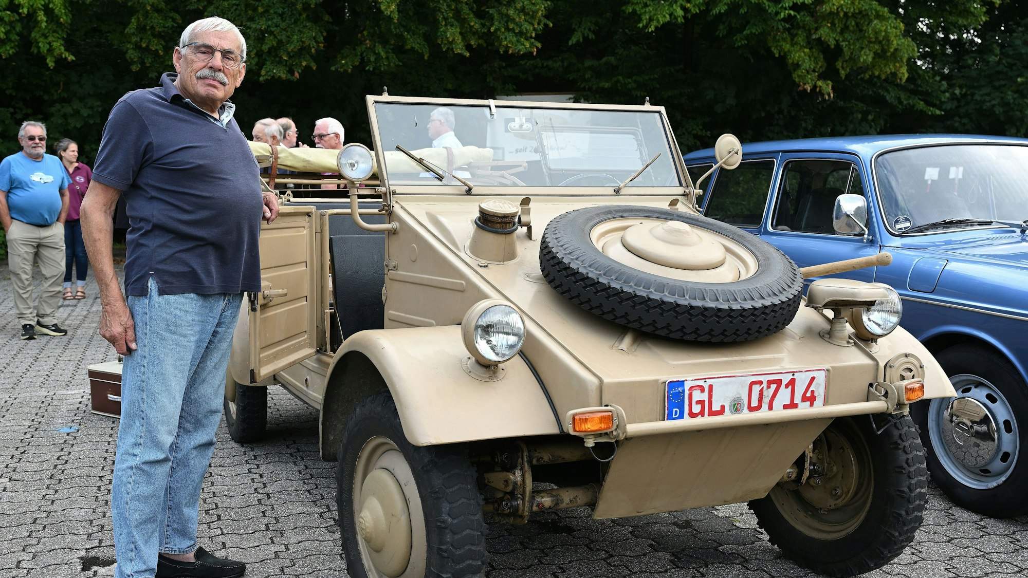 Manfred Siebenmorgen (oben) kaufte in Italien ein altes Mercedes-Cabrio und möchte es bald auf Mallorca fahren.