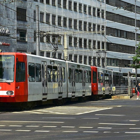 Eine KVB-Bahn in der Kölner Innenstadt. Mit Tipps und Tricks lässt sich das Fahren mit der KVB in Köln clever nutzen.