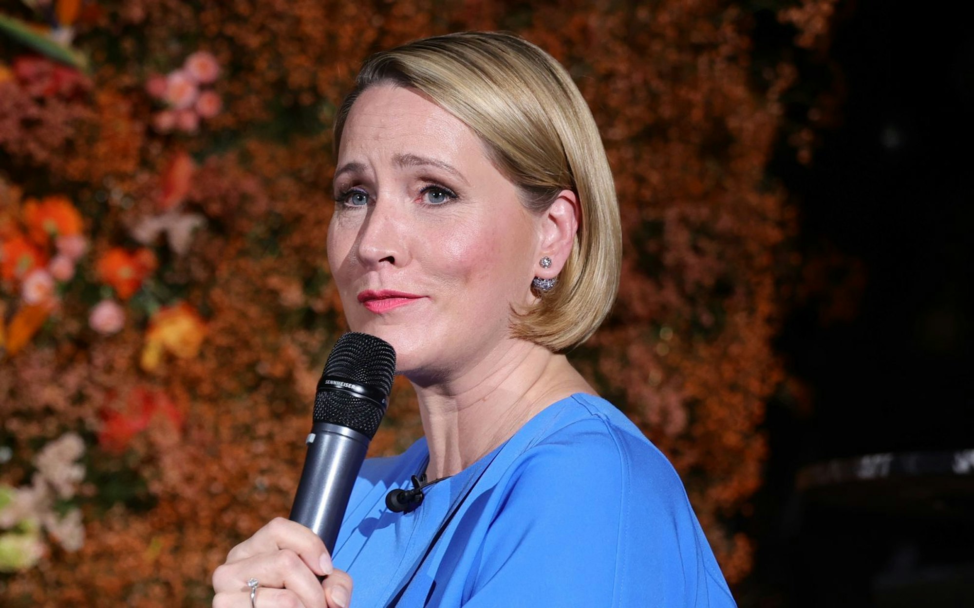 Im Podcast „Baborie & Rakers“ hat Judith Rakers von einer Party mit dem ehemaligen „Tagesschau“-Chefsprecher Jan Hofer erzählt. (Bild: 2024 Getty Images/Andreas Rentz)