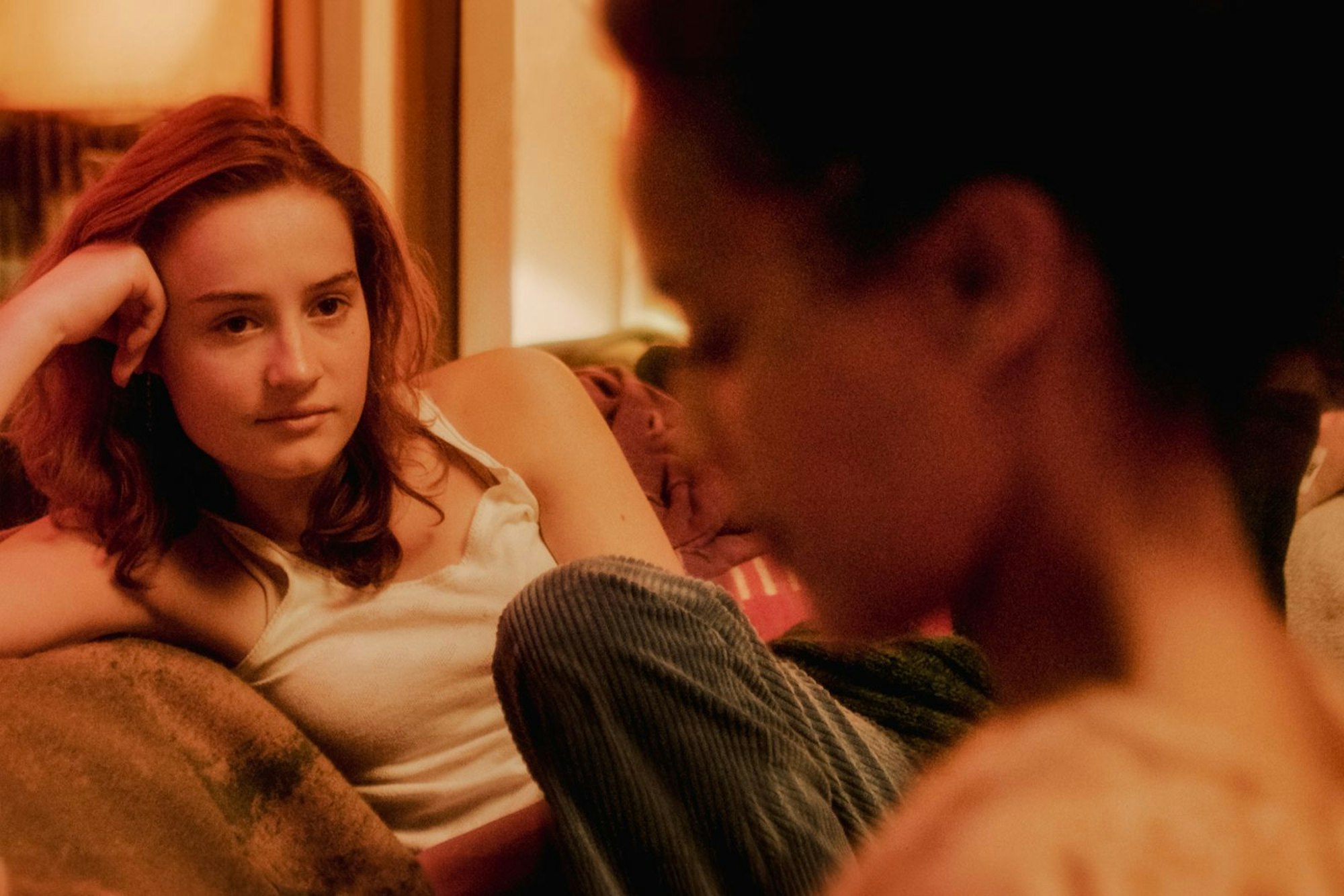 Johanne (Ella Øverbye, links) ist heimlich in ihre Lehrerin (Selome Emnetu) verliebt. (Bild: Alamode Film/Lukasz Bak)