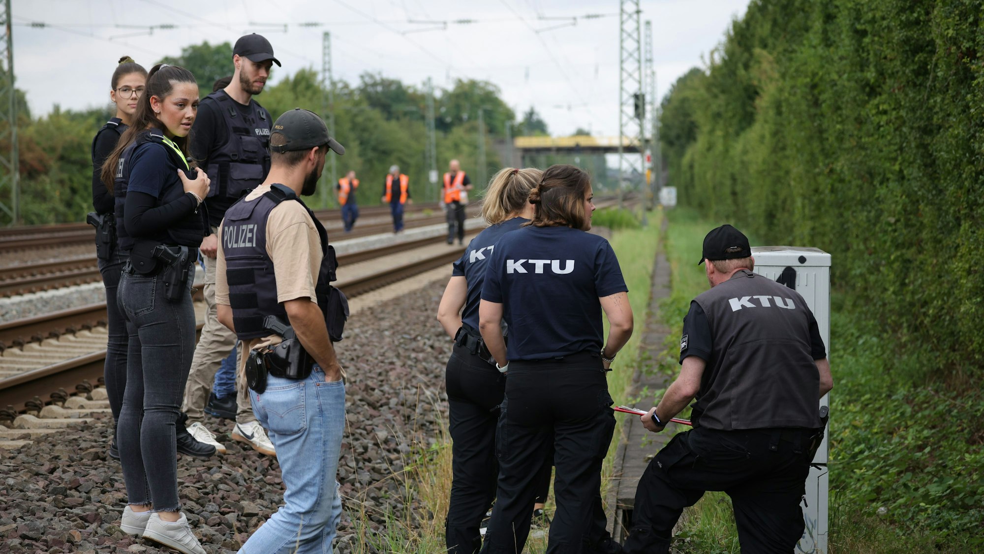 Mitarbeiter der Spurensicherung und der KTU (Kriminaltechnische Untersuchung) stehen in der Nähe der Bahngleise. Auf die wichtige Nord-Süd-Strecke der Deutschen Bahn ist ein weiterer Brandanschlag verübt worden.