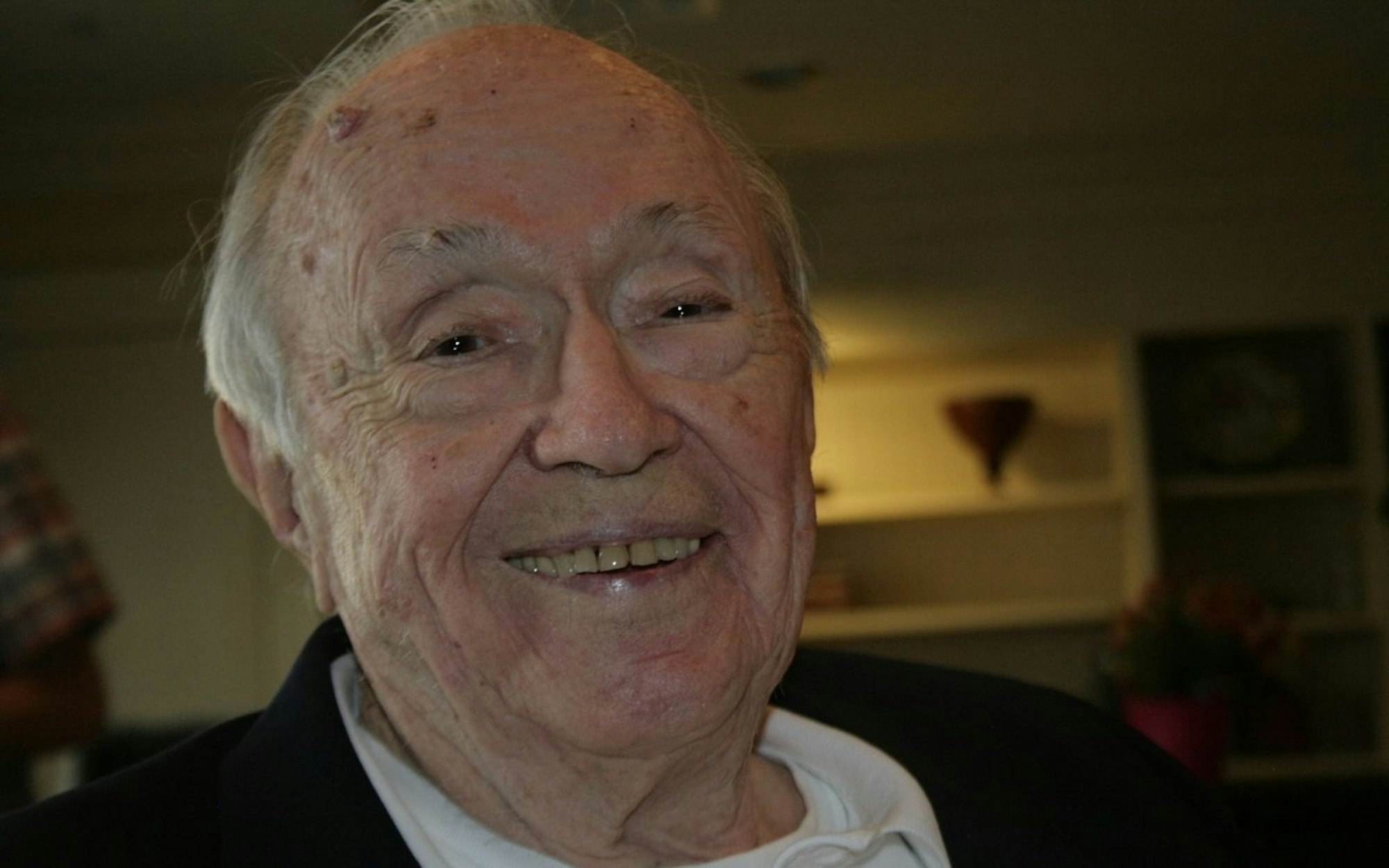 Theodore „Dutch“ van Kirk (Foto) war eines der Crew-Mitglieder der „Enola Gay“, des Flugzeugs, von dem aus die Atombombe über Hiroshima abgeworfen wurde. Im Gespräch rekapitulierte er seinen Einsatz bis hin zu dem Moment, in dem die Bombe explodierte. (Bild: The HISTORY Channel/ZDF)