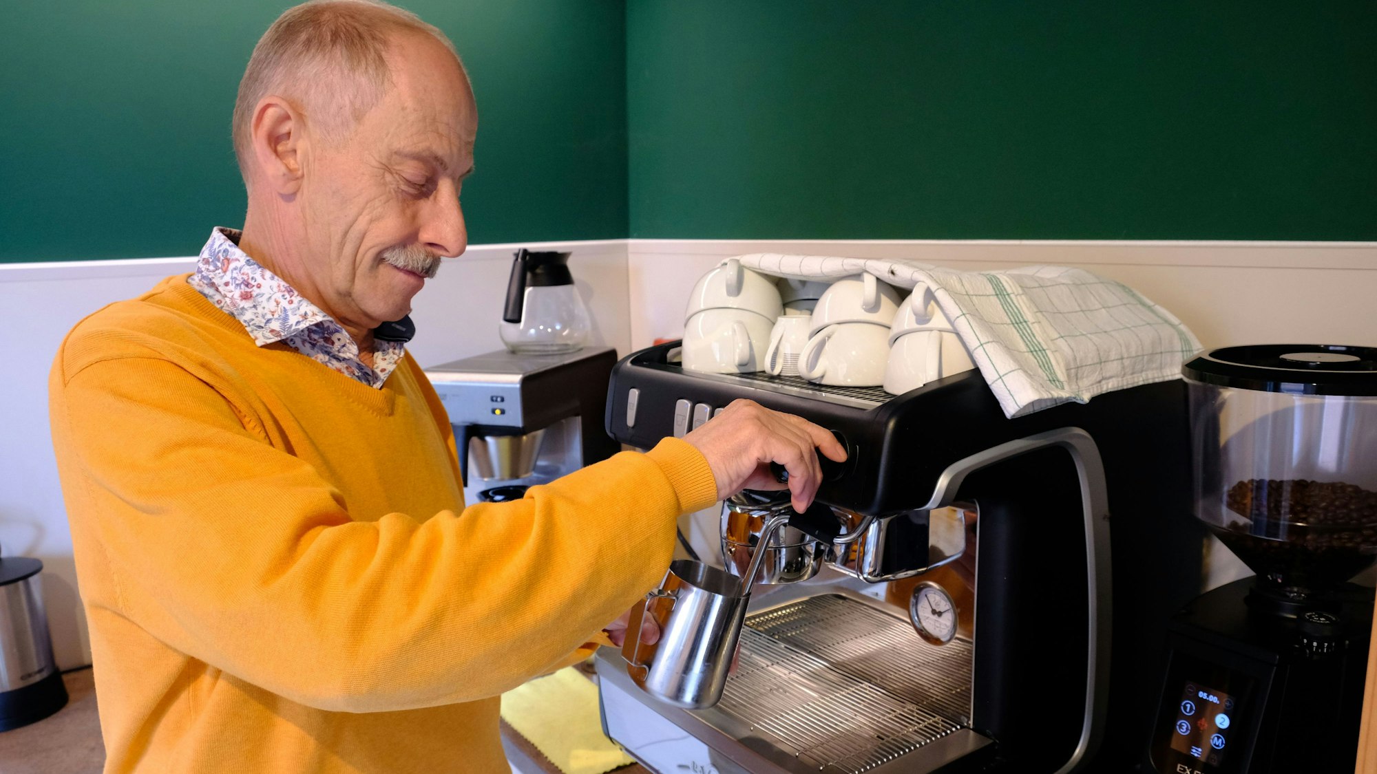 Wolfgang Pistl bei der Zubereitung eines Kaffees.