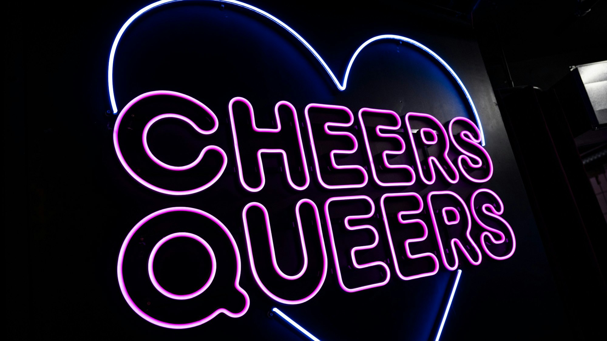 Im Queeren Nachtclub „SchwuZ“ steht in leuchtenden Buchstaben „Cheers Queers“.