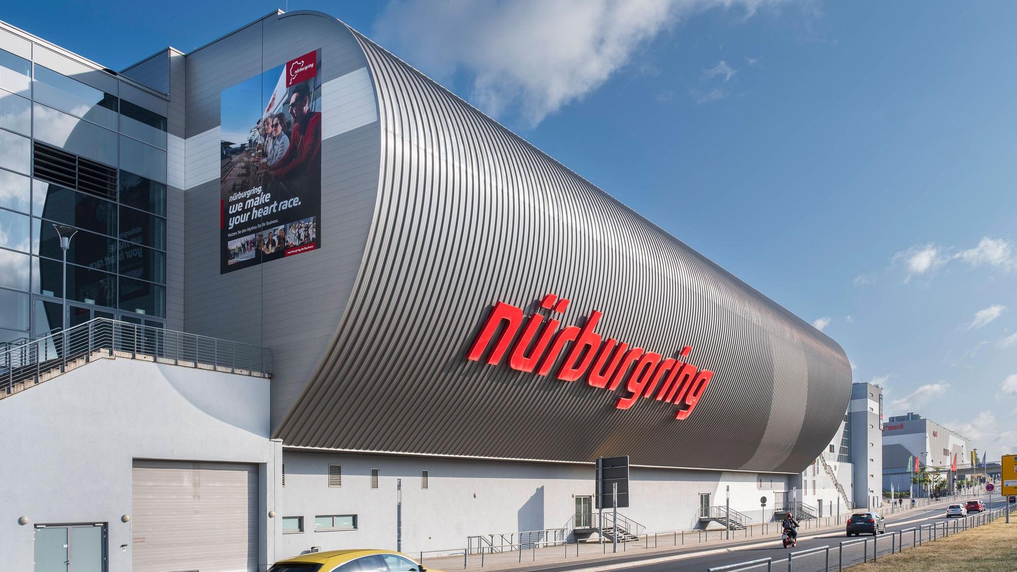 Der Schriftzug „Nürburgring“ prangert über dem Haupteingang der berühmten deutschen Rennstrecke. (Symbolbild)