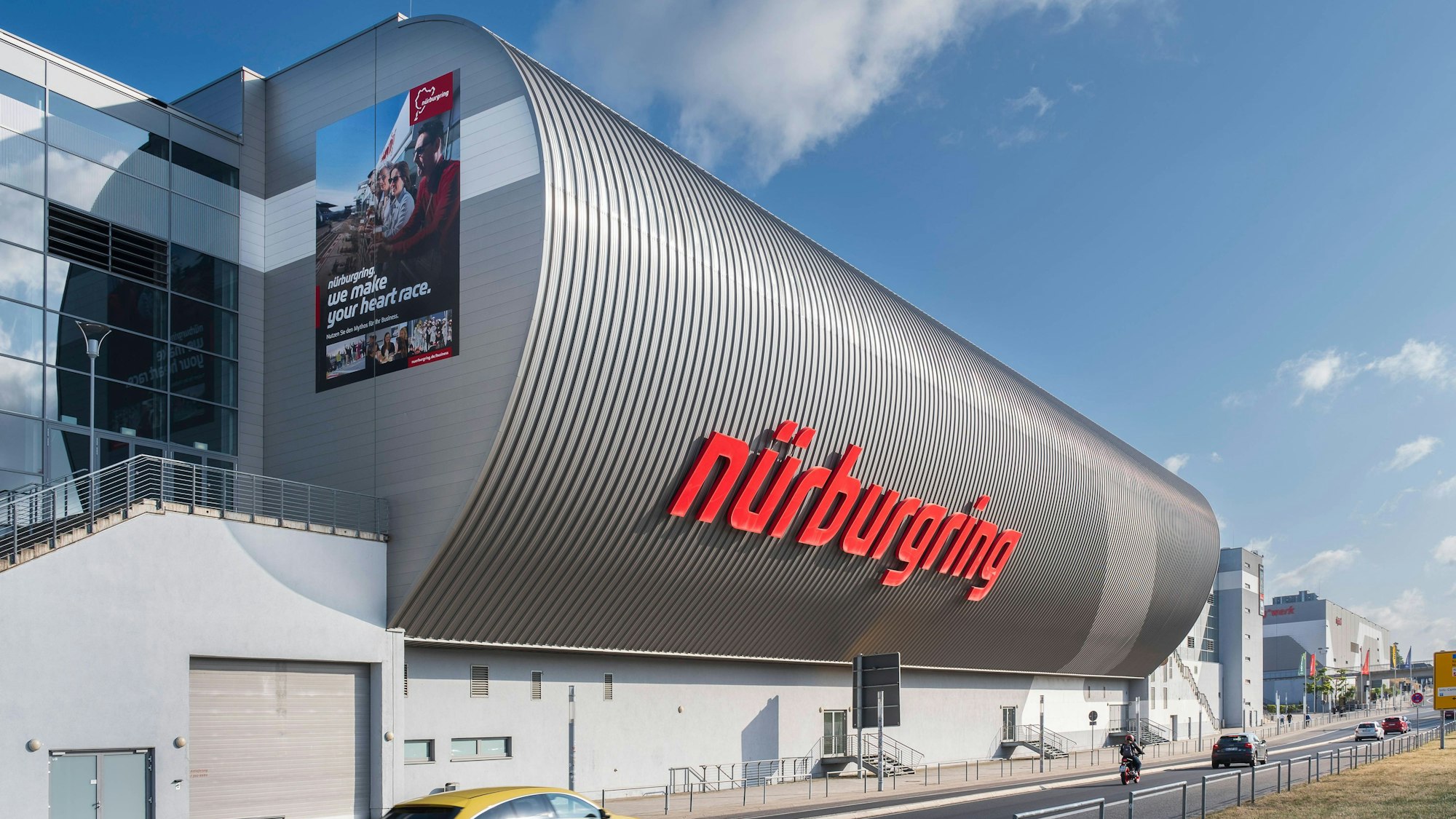 Der Schriftzug „Nürburgring“ prangert über dem Haupteingang der berühmten deutschen Rennstrecke. (Symbolbild)