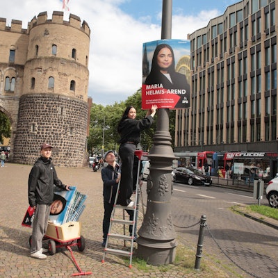 Maria Helmis-Arend (Kandidatin der SPD) plakatiert mit ihren Parteifreunden Marcus Cormann (hinten) und Niklas Behrendt-Emden (links).
