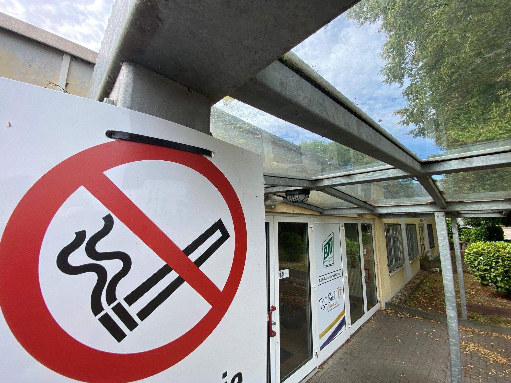 Zu sehen ist ein Schild, dass das Rauchen untersagt.
